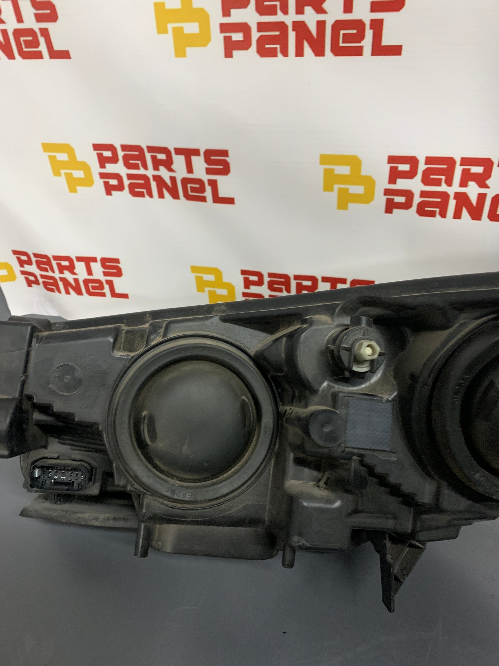 2017 - 2019 FORD ESCAPE PASSENGER RH SIDE HALOGEN PROJECTOR TYPE  BLACK BEZLE HEADLIGHT OEM USED 44ZH2324B