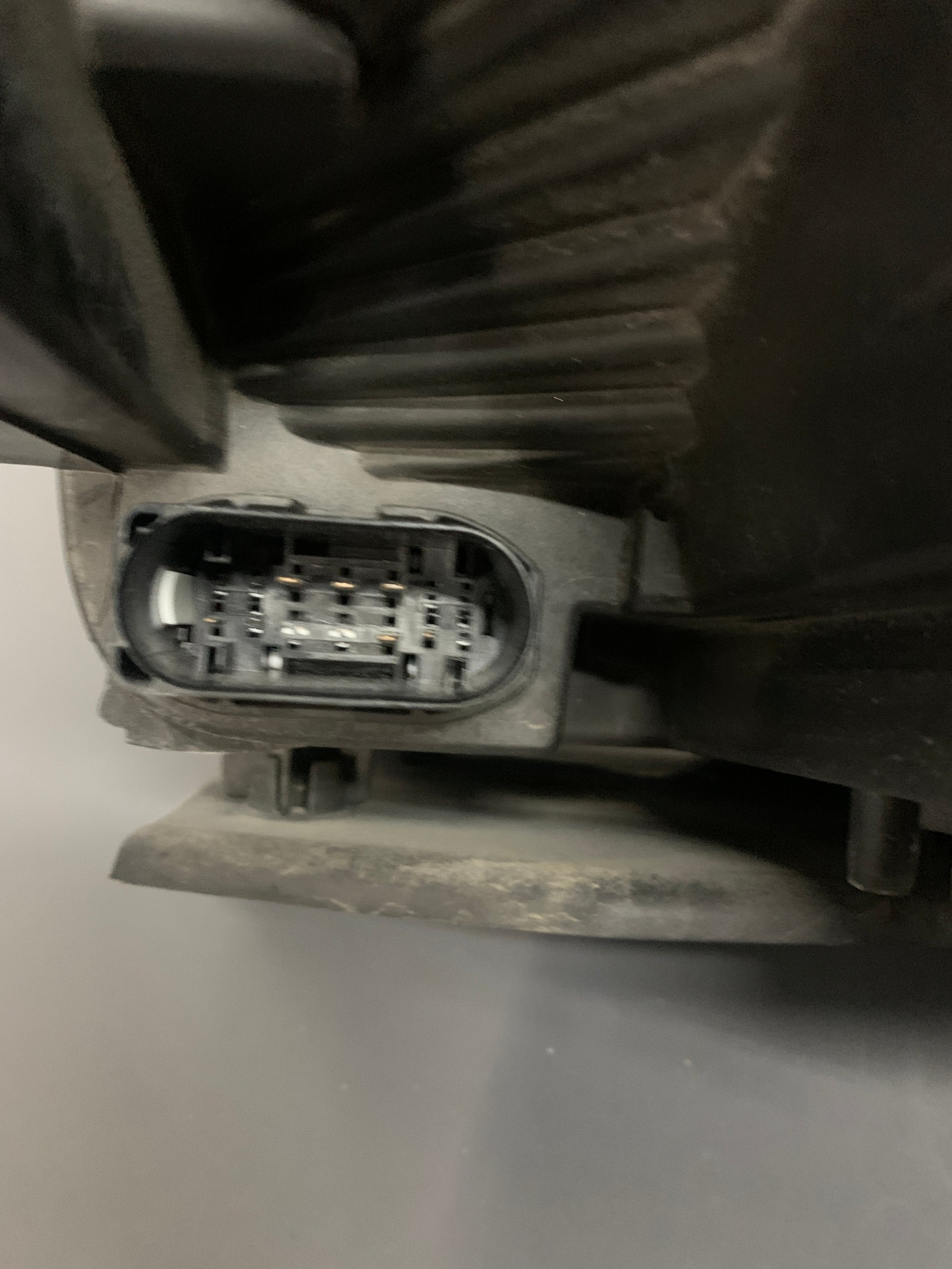 2017 - 2019 FORD ESCAPE PASSENGER RH SIDE HALOGEN PROJECTOR TYPE  BLACK BEZLE HEADLIGHT OEM USED 44ZH2324B