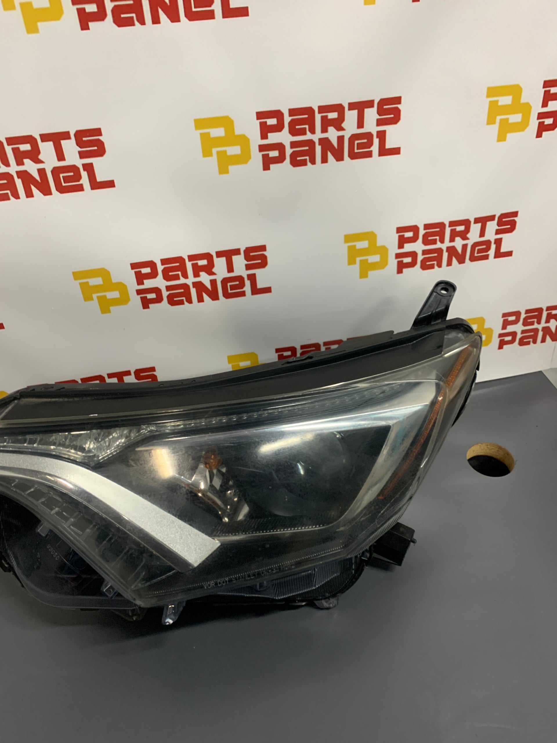 2016 - 2018 TOYOTA RAV4 HALOGEN DRIVER LH SIDE HEADLIGHT OEM USED