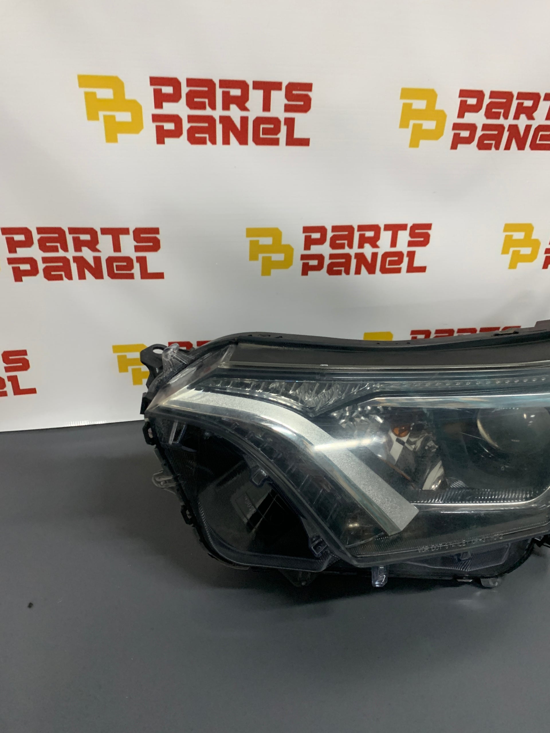 2016 - 2018 TOYOTA RAV4 HALOGEN DRIVER LH SIDE HEADLIGHT OEM USED
