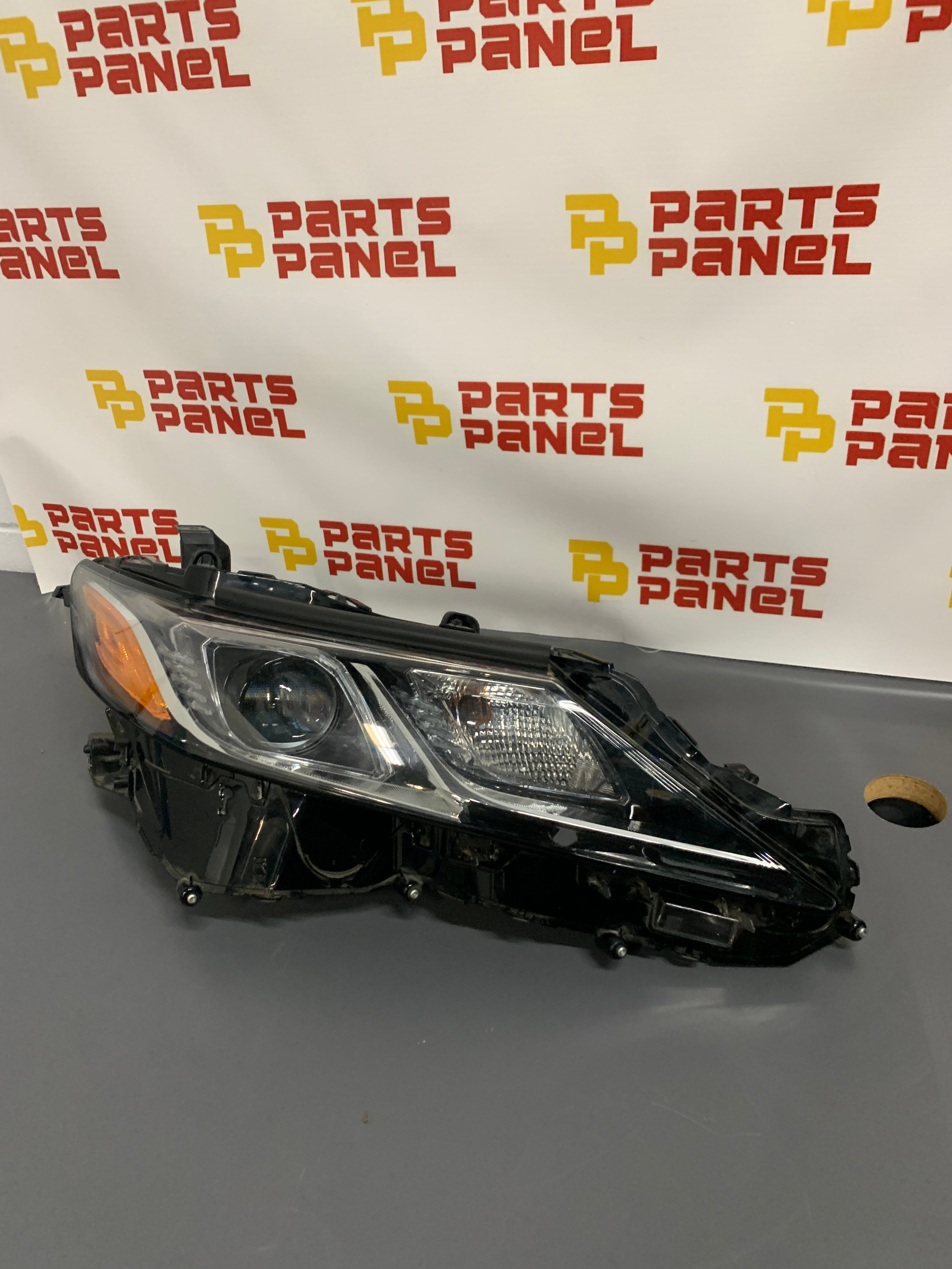 FARO DELANTERO DERECHO DEL PASAJERO TOYOTA CAMRY 2019 - 2024 CON BI-LED OEM