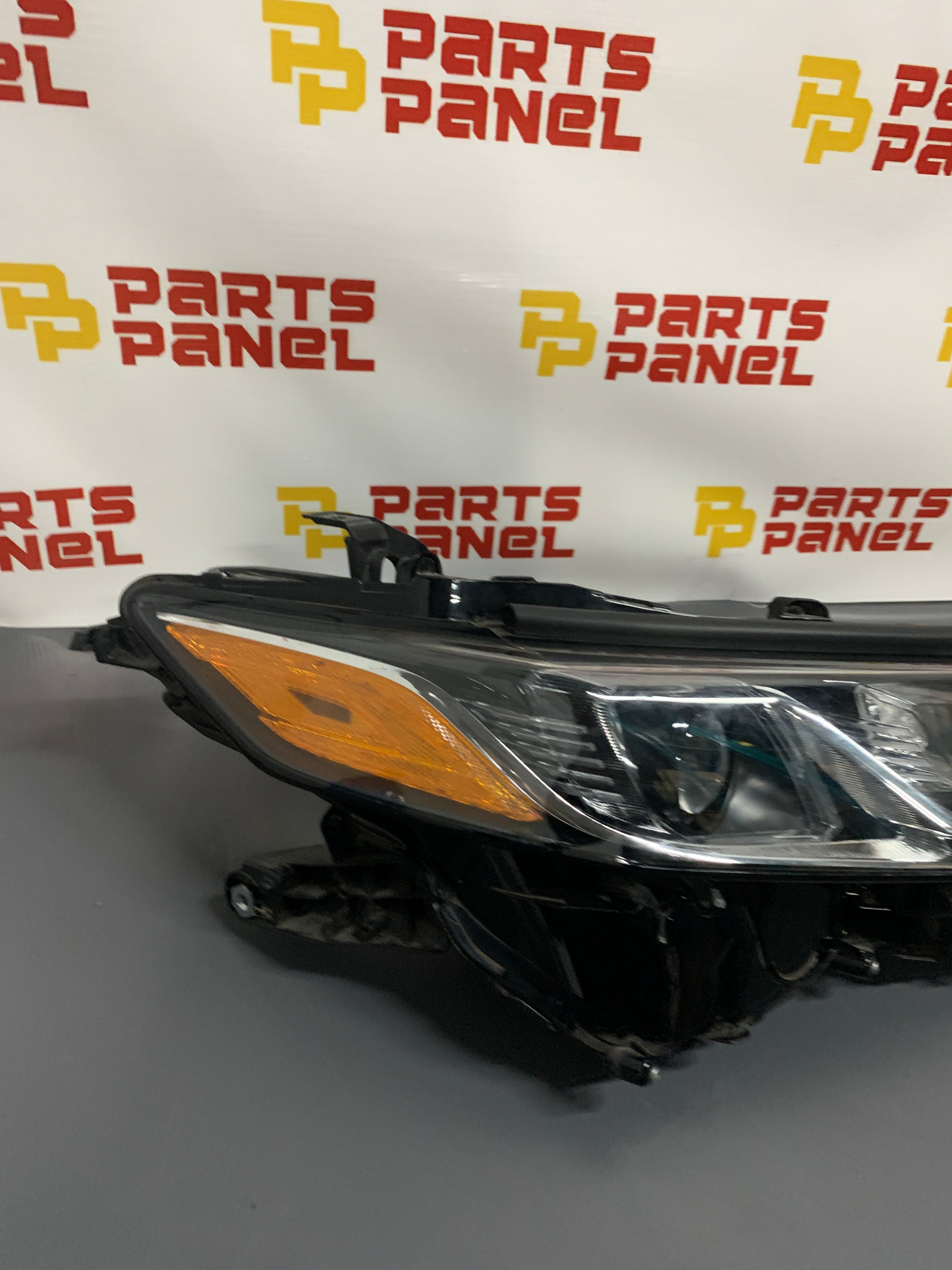 FARO DELANTERO DERECHO DEL PASAJERO TOYOTA CAMRY 2019 - 2024 CON BI-LED OEM