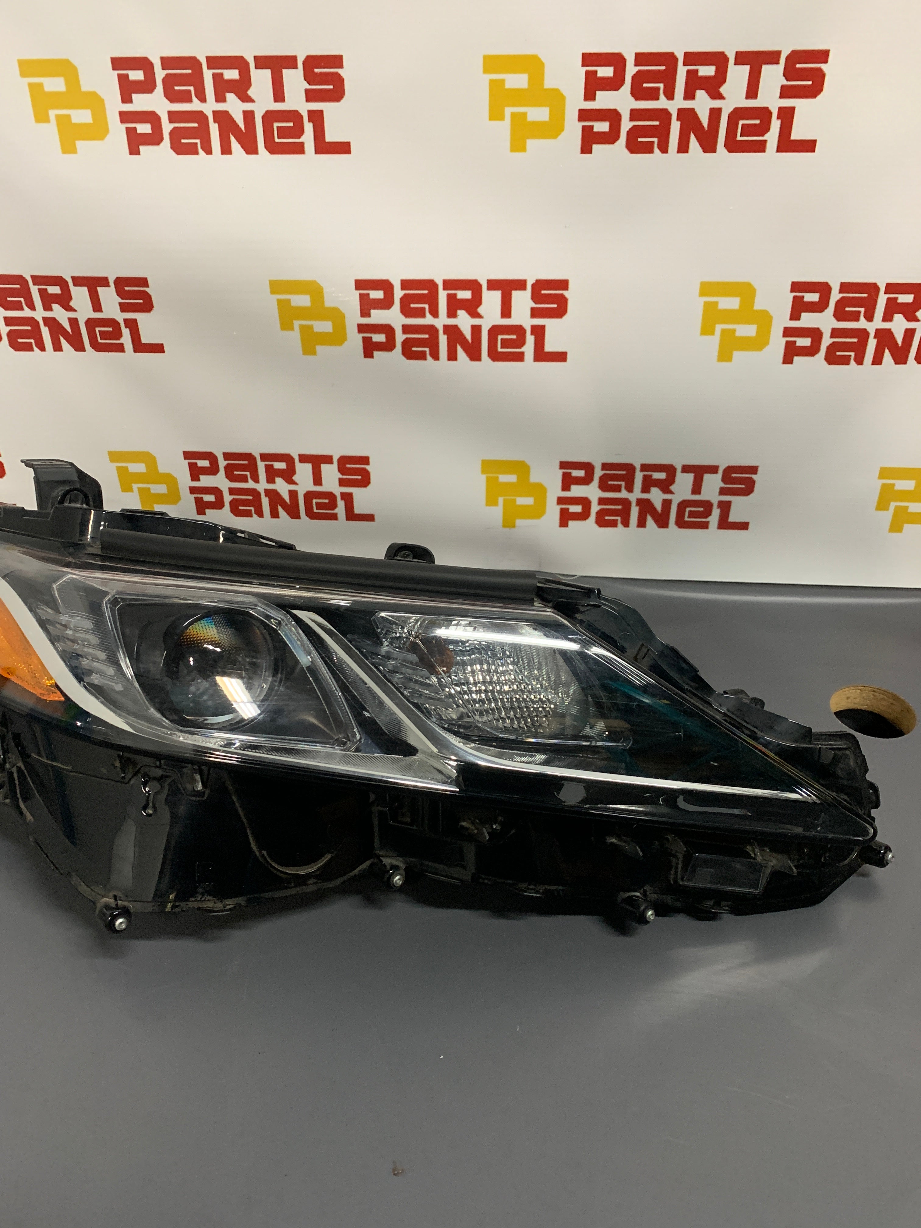 FARO DELANTERO DERECHO DEL PASAJERO TOYOTA CAMRY 2019 - 2024 CON BI-LED OEM