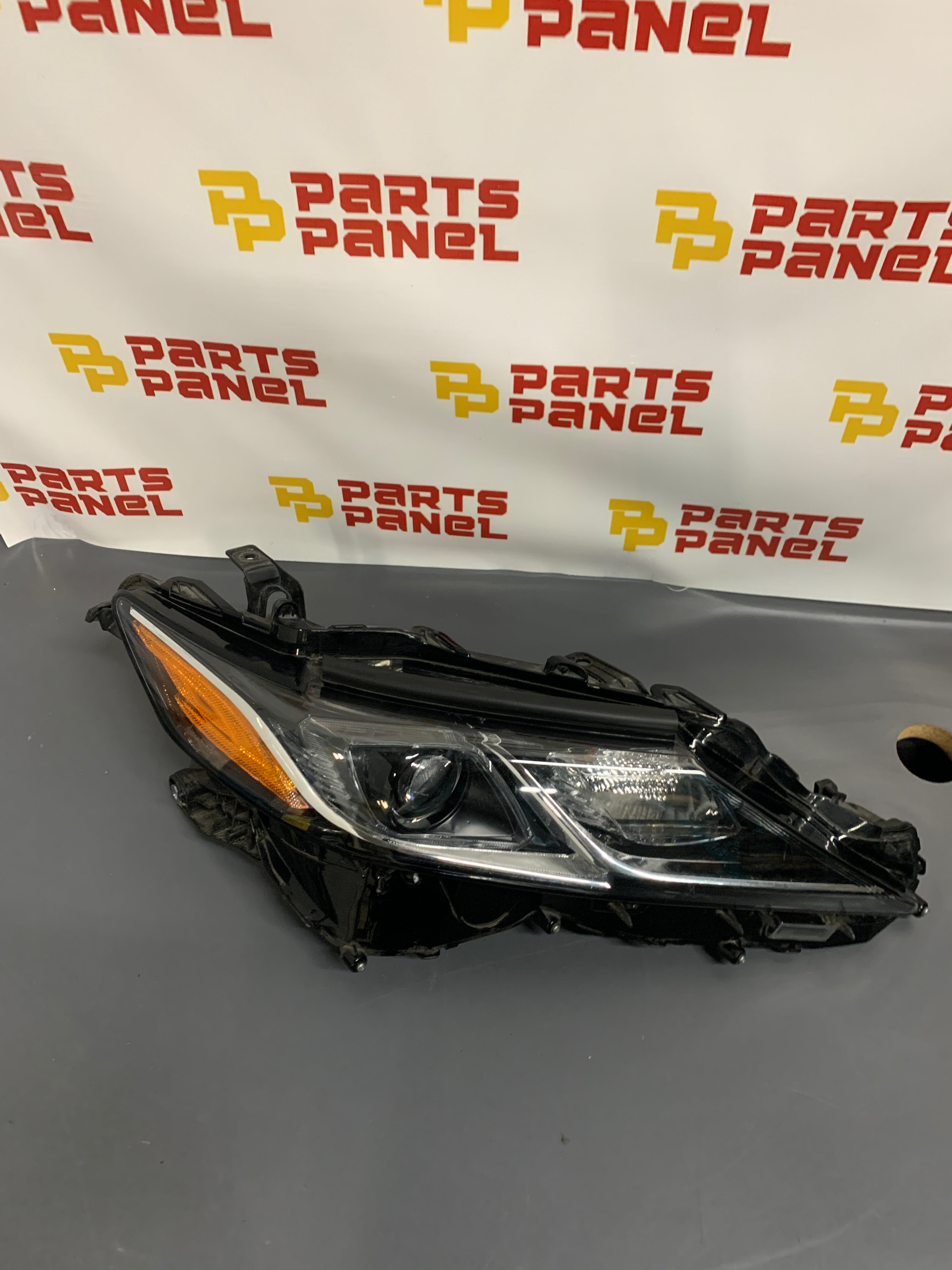 FARO DELANTERO DERECHO DEL PASAJERO TOYOTA CAMRY 2019 - 2024 CON BI-LED OEM