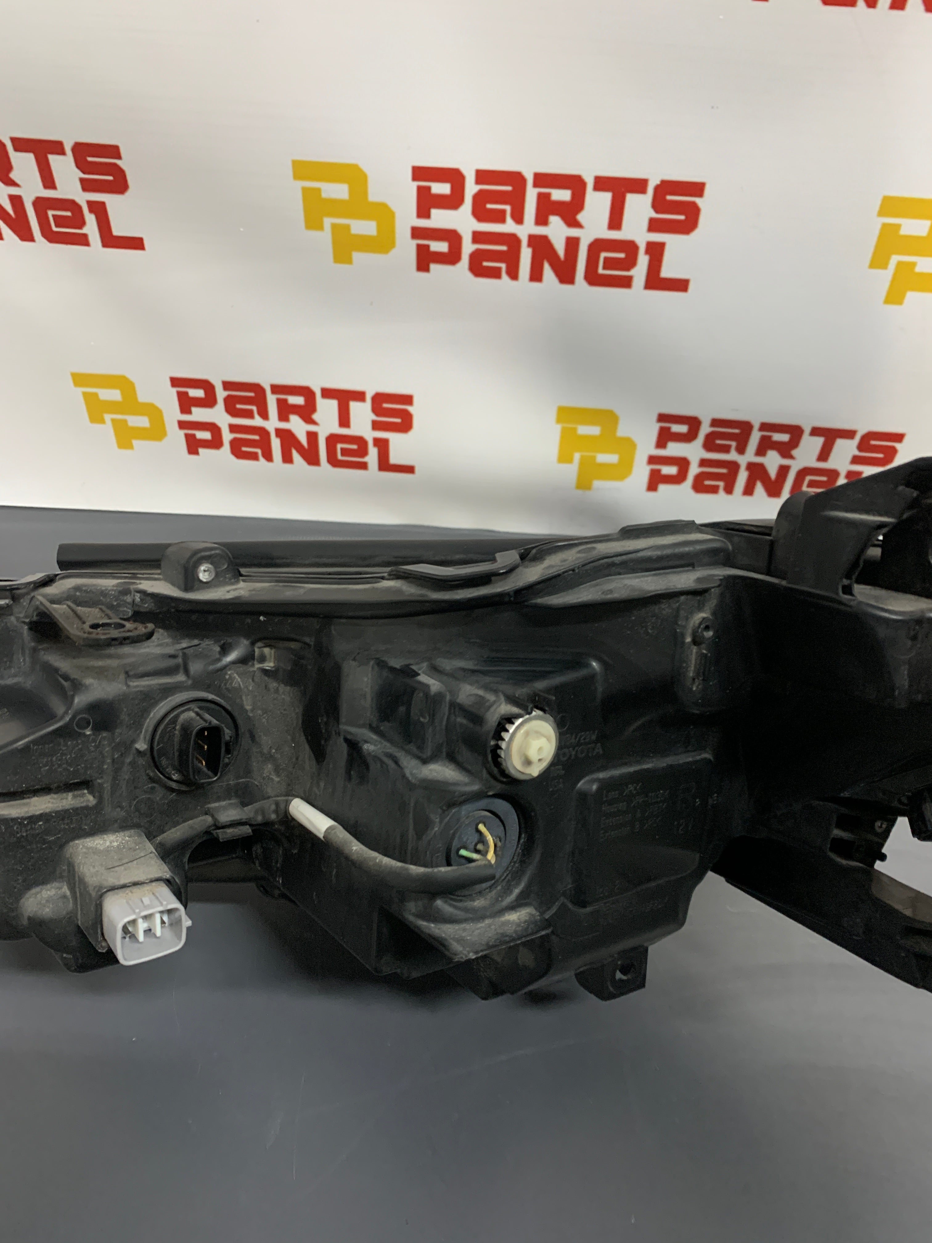 FARO DELANTERO DERECHO DEL PASAJERO TOYOTA CAMRY 2019 - 2024 CON BI-LED OEM