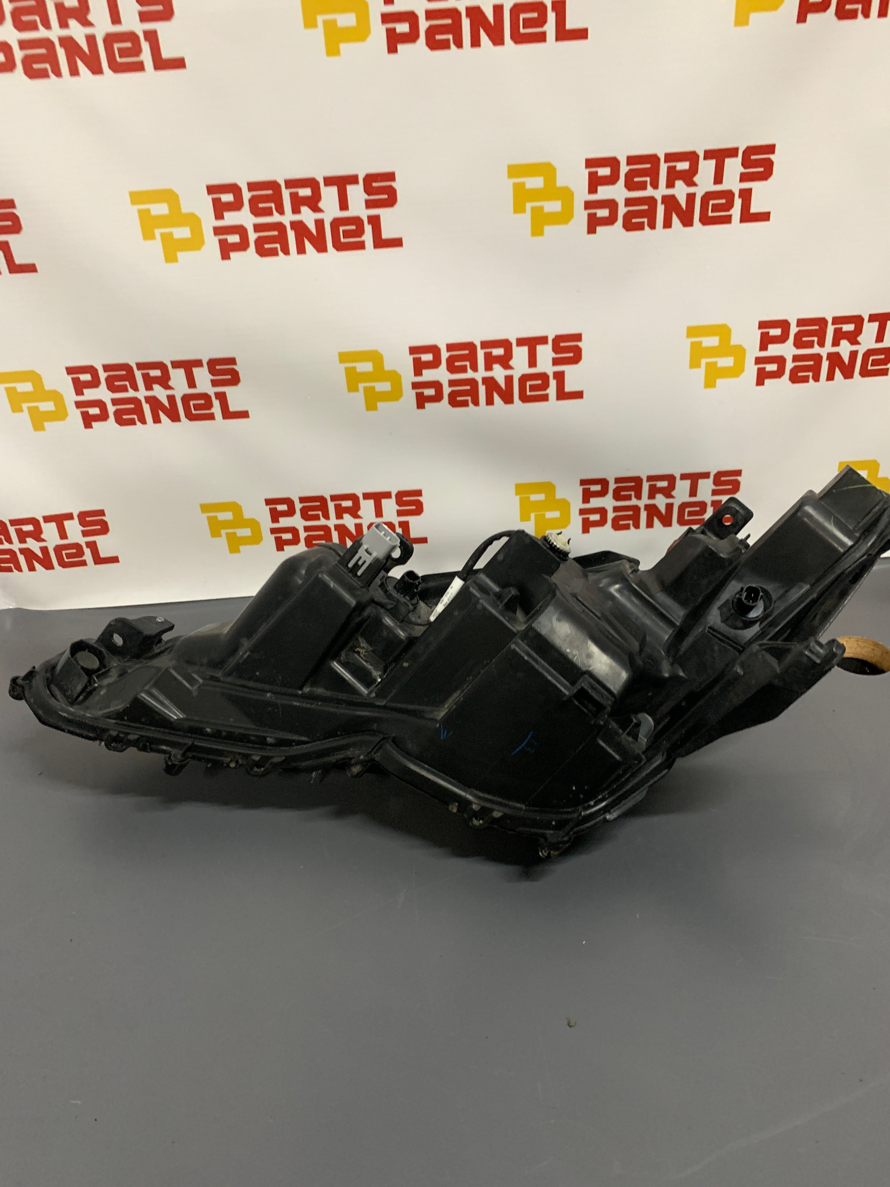 FARO DELANTERO DERECHO DEL PASAJERO TOYOTA CAMRY 2019 - 2024 CON BI-LED OEM