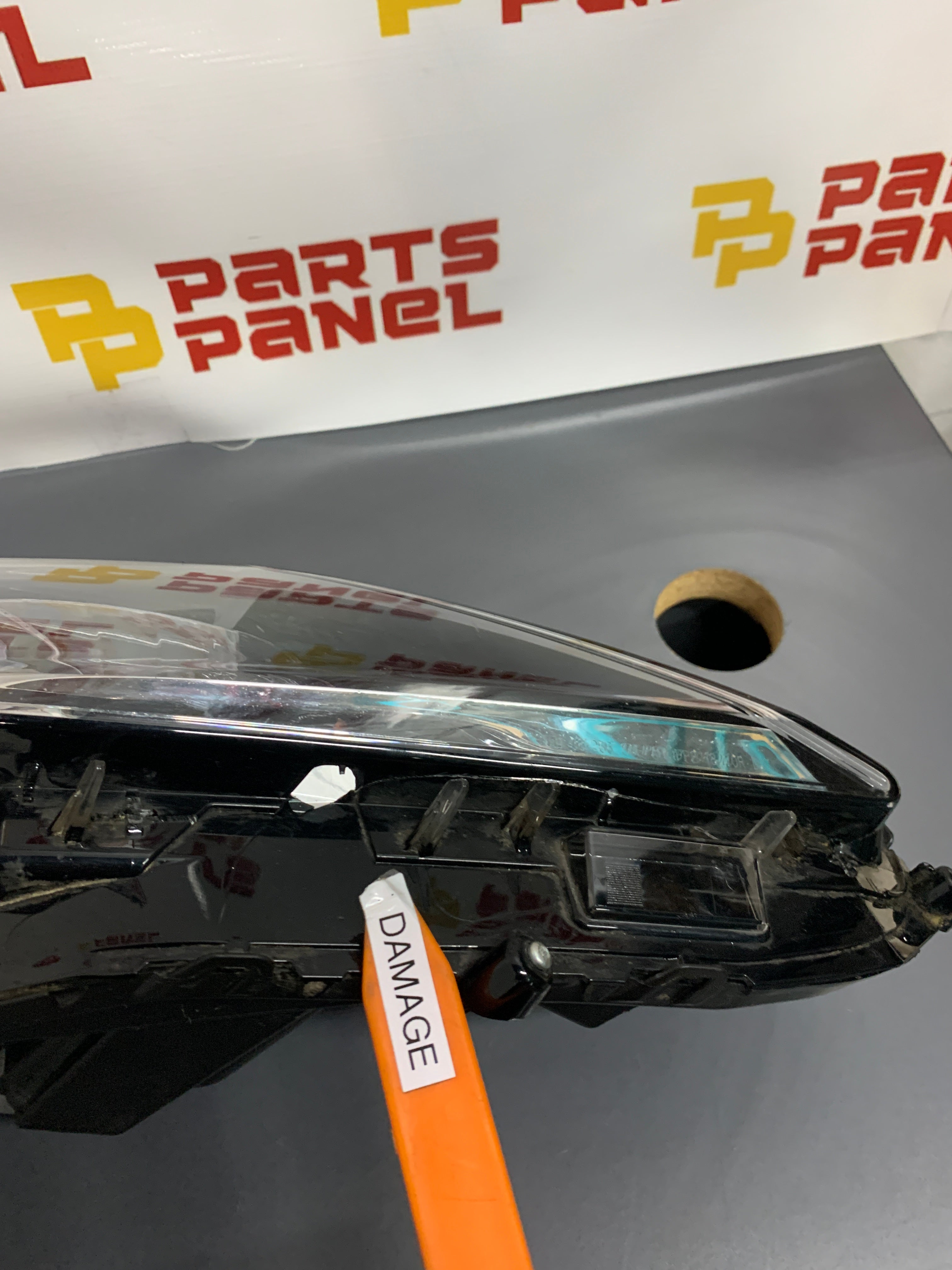 FARO DELANTERO DERECHO DEL PASAJERO TOYOTA CAMRY 2019 - 2024 CON BI-LED OEM