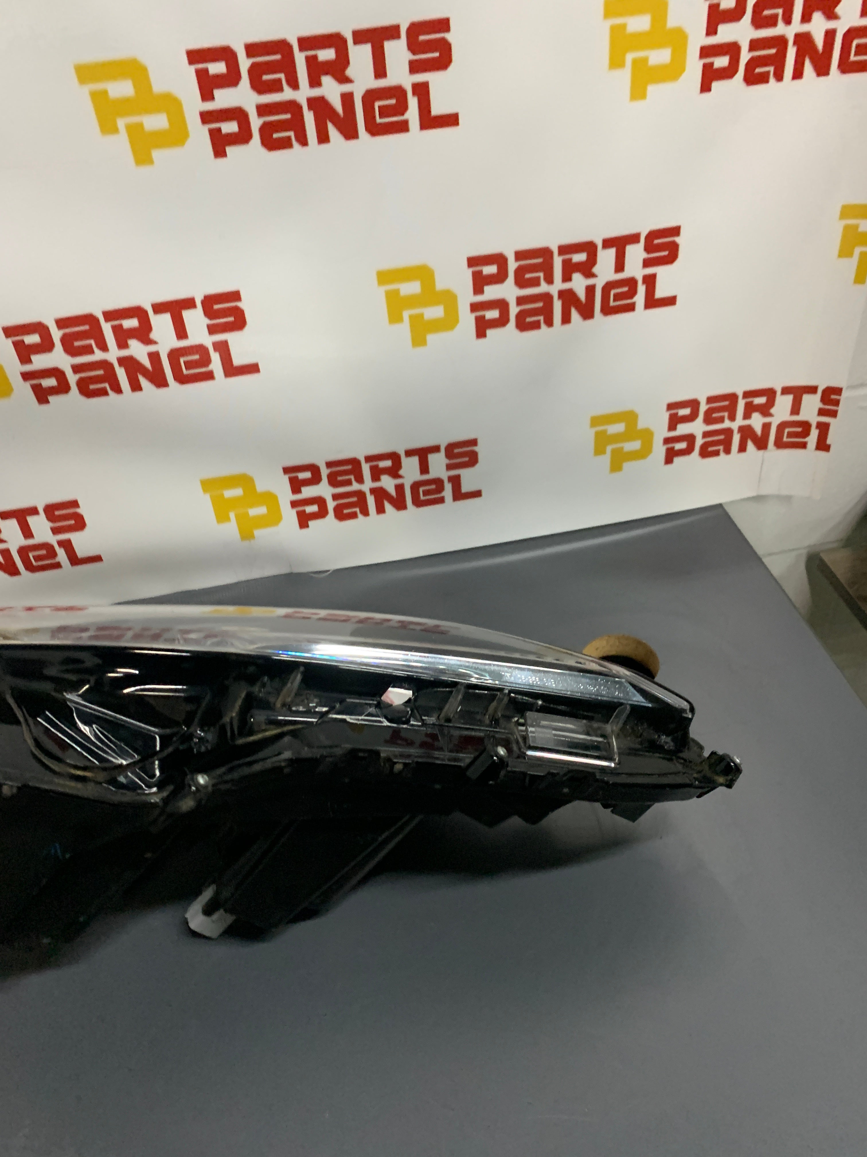 FARO DELANTERO DERECHO DEL PASAJERO TOYOTA CAMRY 2019 - 2024 CON BI-LED OEM