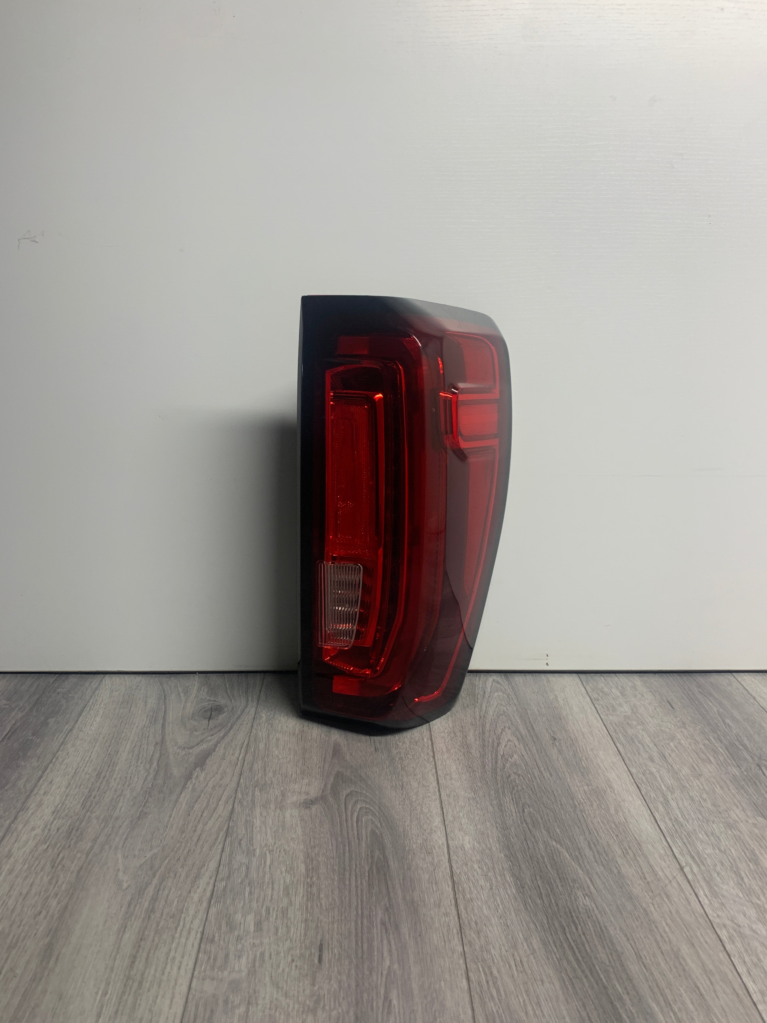 2019 - 2025 GMC SIERRA 1500 PASSENGER SIDE LED TAIL LIGHT OEM USED 84831183