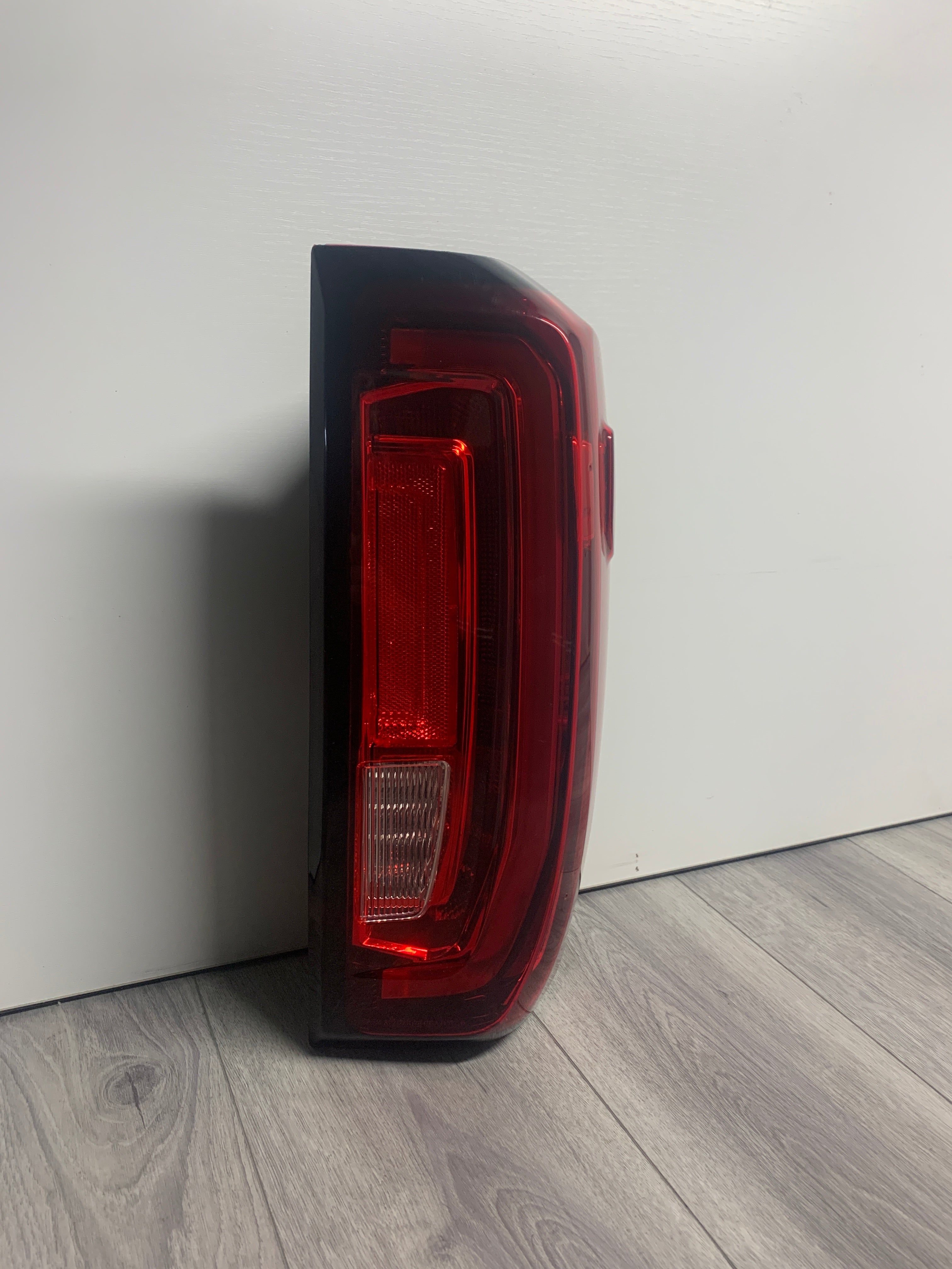 2019 - 2025 GMC SIERRA 1500 PASSENGER SIDE LED TAIL LIGHT OEM USED 84831183