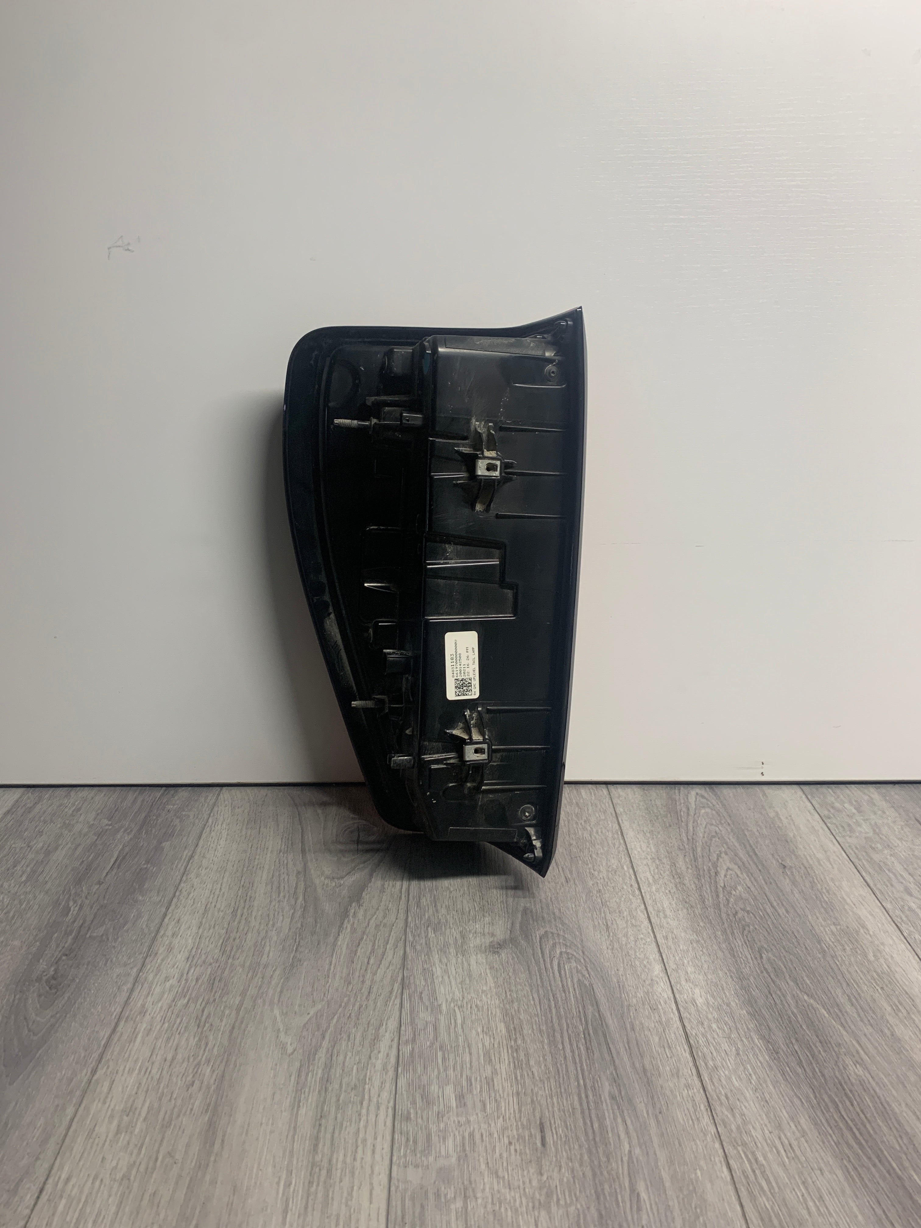 2019 - 2025 GMC SIERRA 1500 PASSENGER SIDE LED TAIL LIGHT OEM USED 84831183