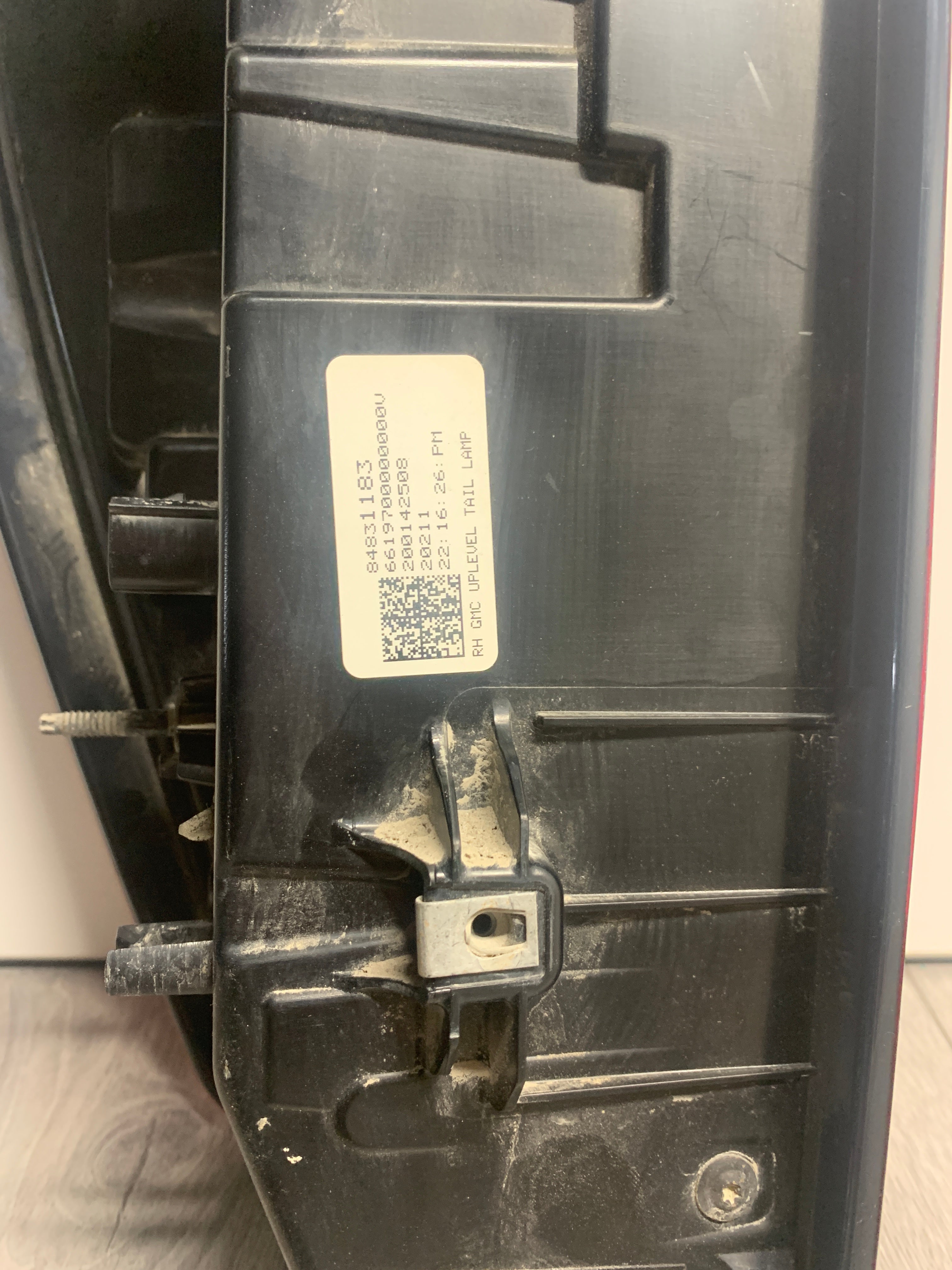 2019 - 2025 GMC SIERRA 1500 PASSENGER SIDE LED TAIL LIGHT OEM USED 84831183