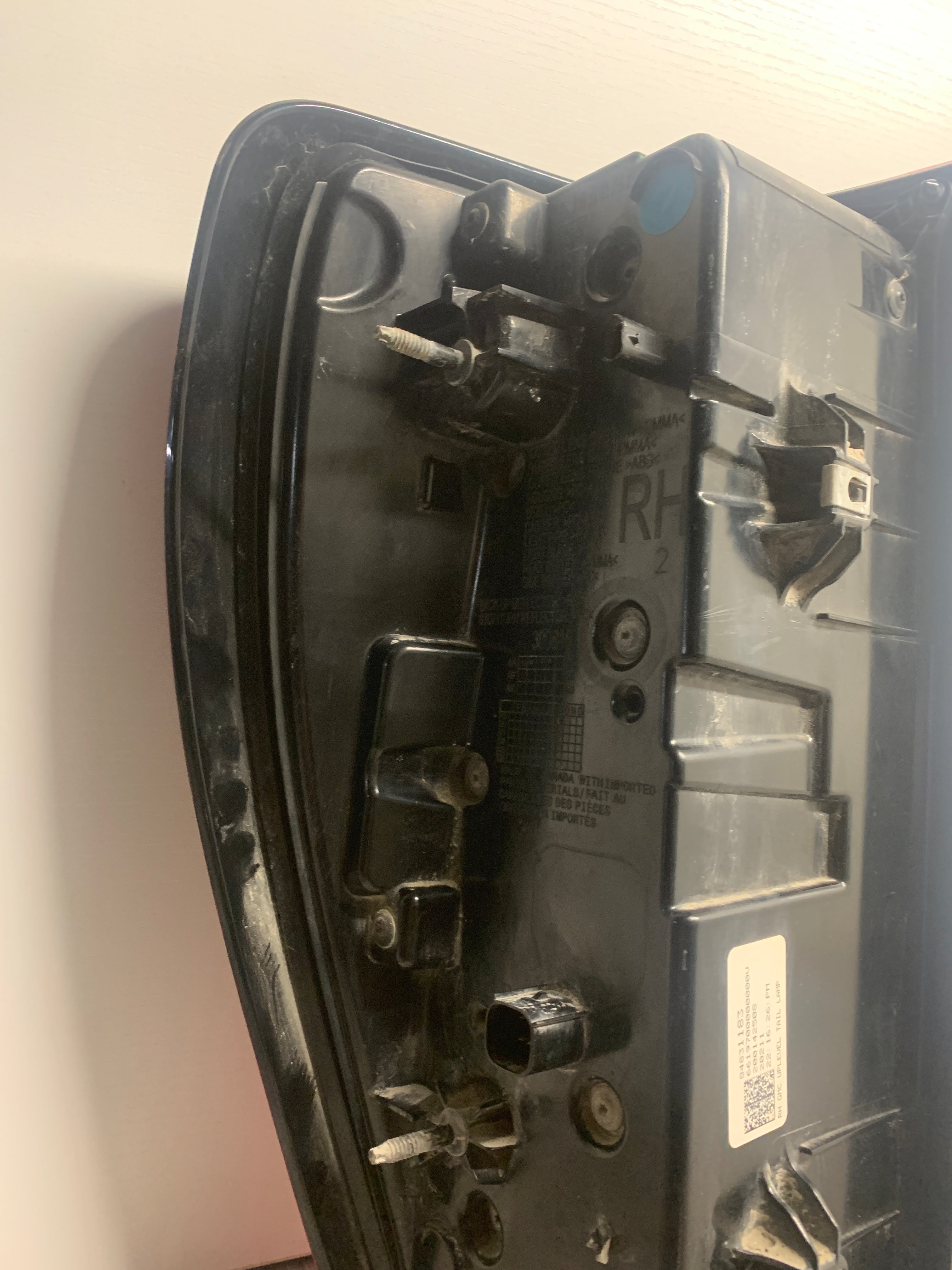 2019 - 2025 GMC SIERRA 1500 PASSENGER SIDE LED TAIL LIGHT OEM USED 84831183