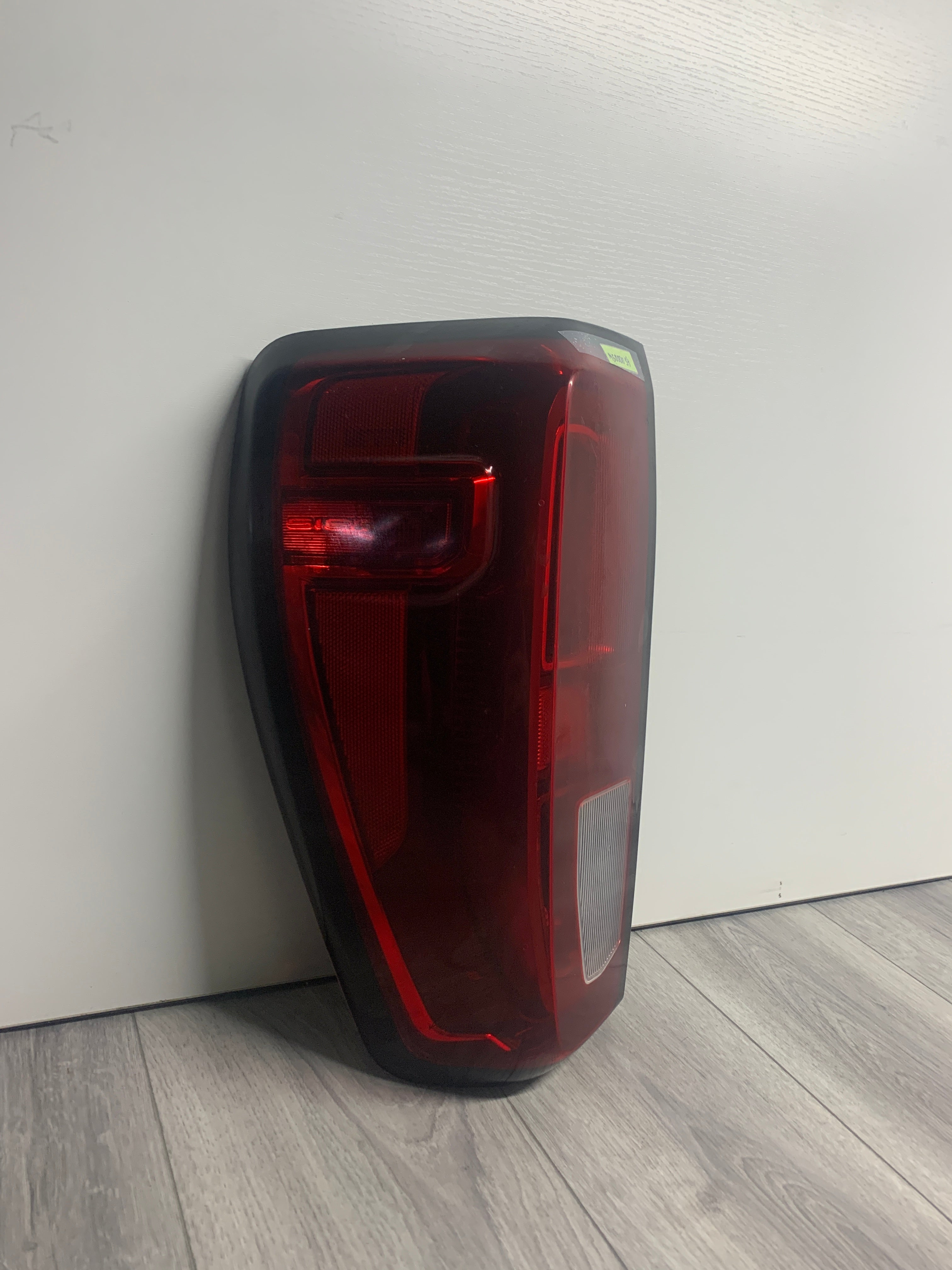 2019 - 2023 GMC SIERRA 1500 2500 3500 DRIVER SIDE TAIL LIGHT 84968738