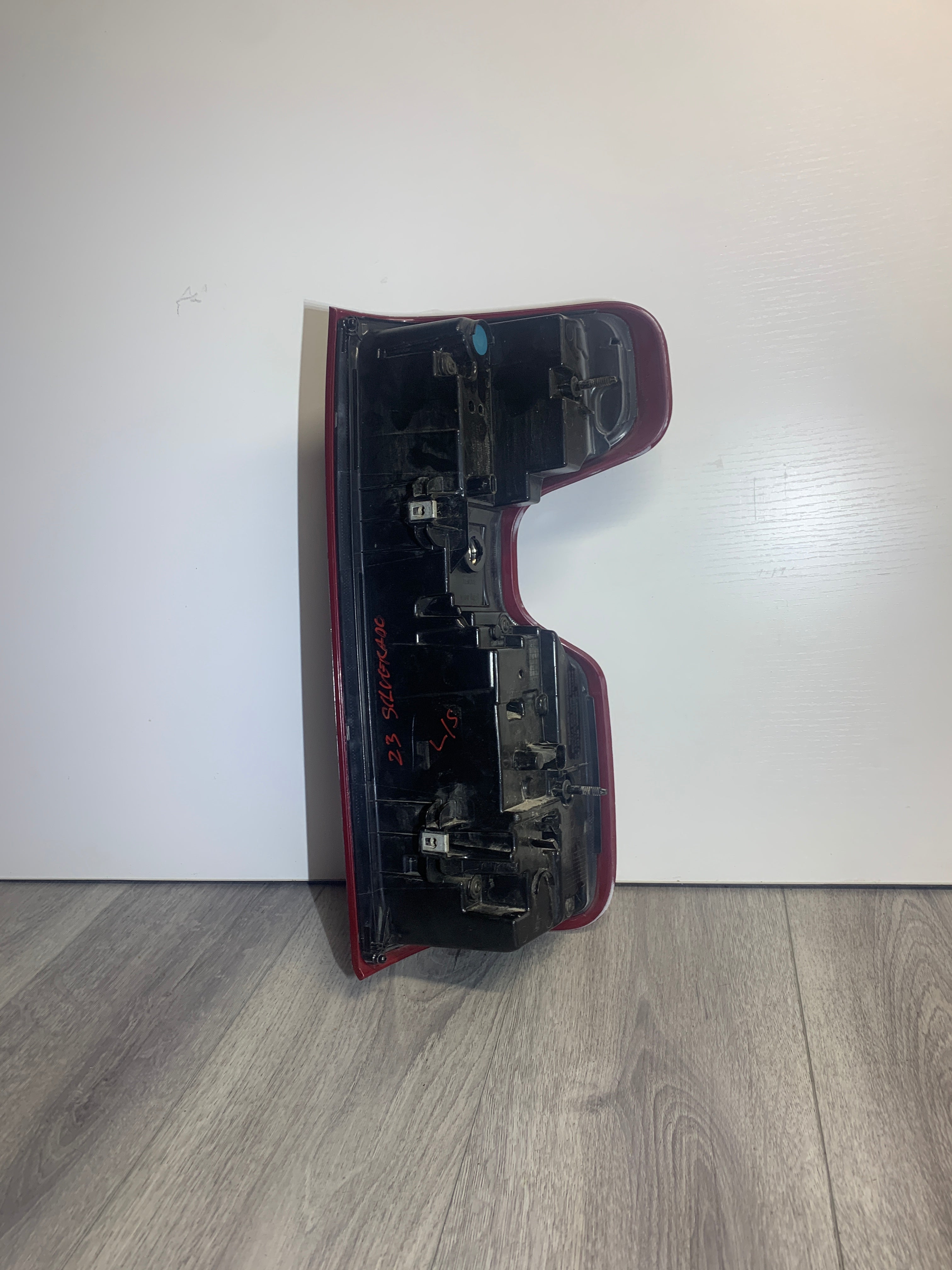 2019 - 2025 CHEVY SILVERADO 1500 2500 3500 DRIVER SIDE TAIL LIGHT 87826666
