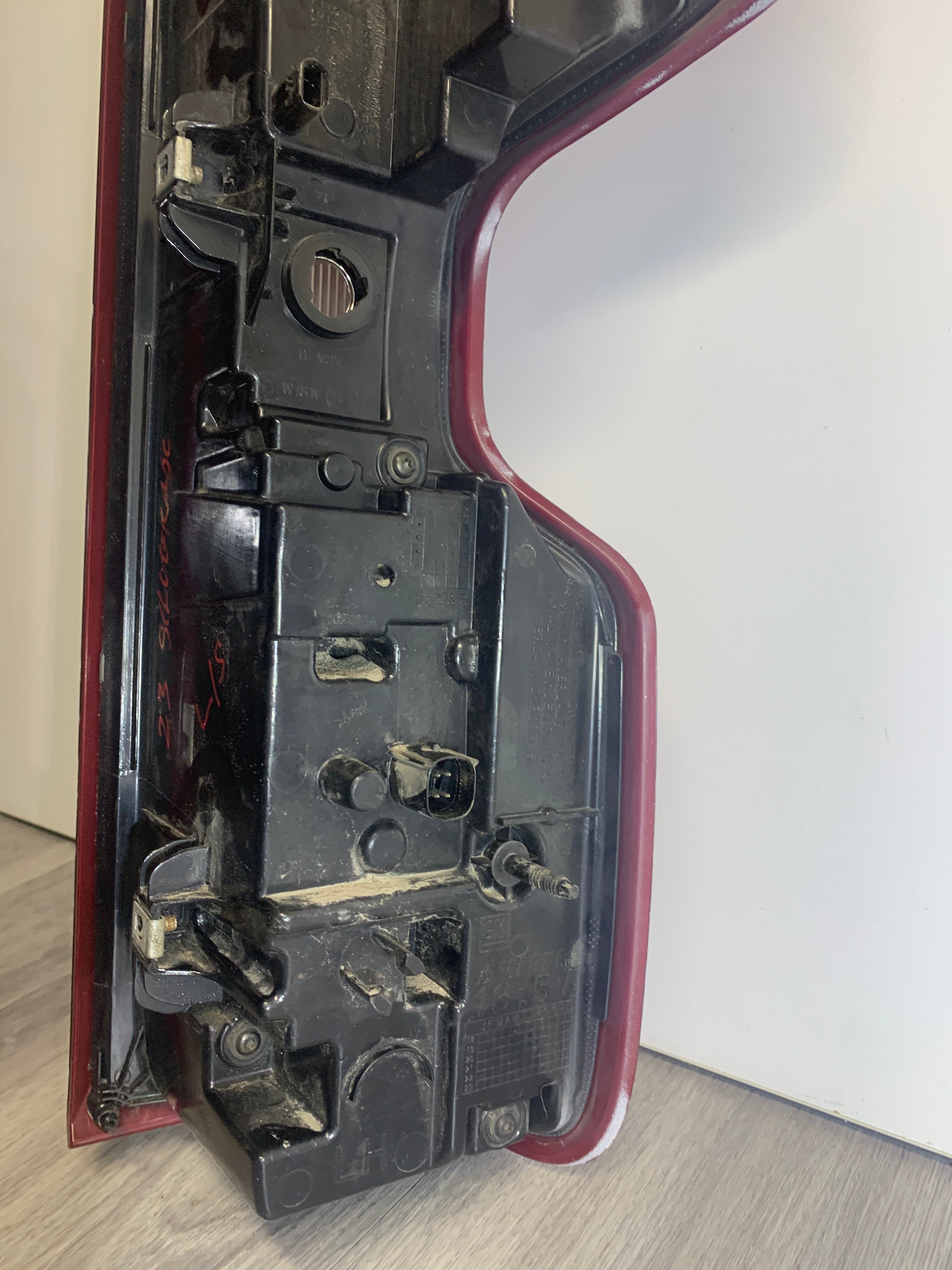 2019 - 2025 CHEVY SILVERADO 1500 2500 3500 DRIVER SIDE TAIL LIGHT 87826666
