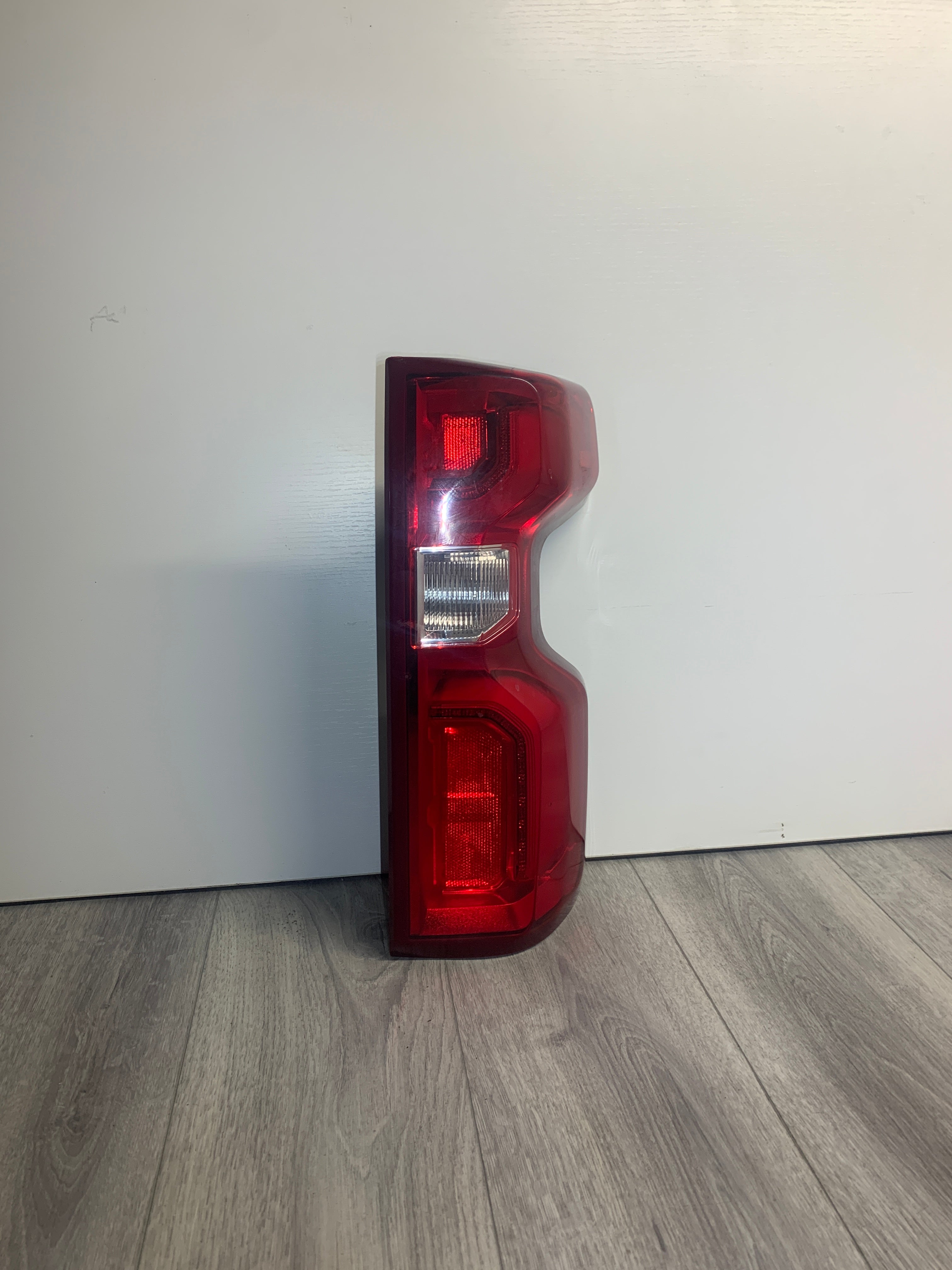 2019 - 2025 CHEVY SILVERADO 1500 2500 3500 PASSENGER SIDE TAIL LIGHT 87826667