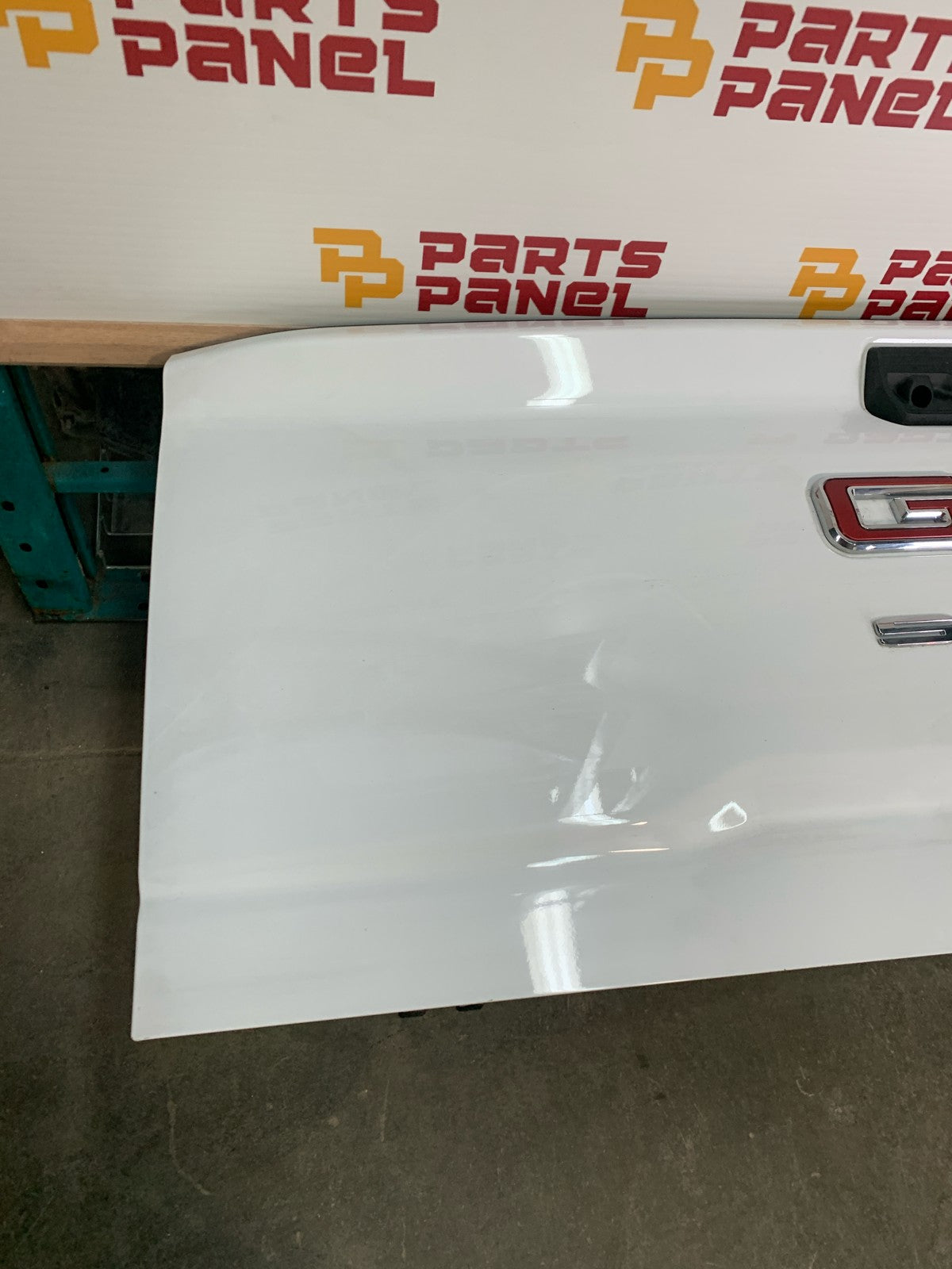 2019 - 2025 GMC SIERRA 2500 / 3500 WHITE TAILGATE ASSEMBLY