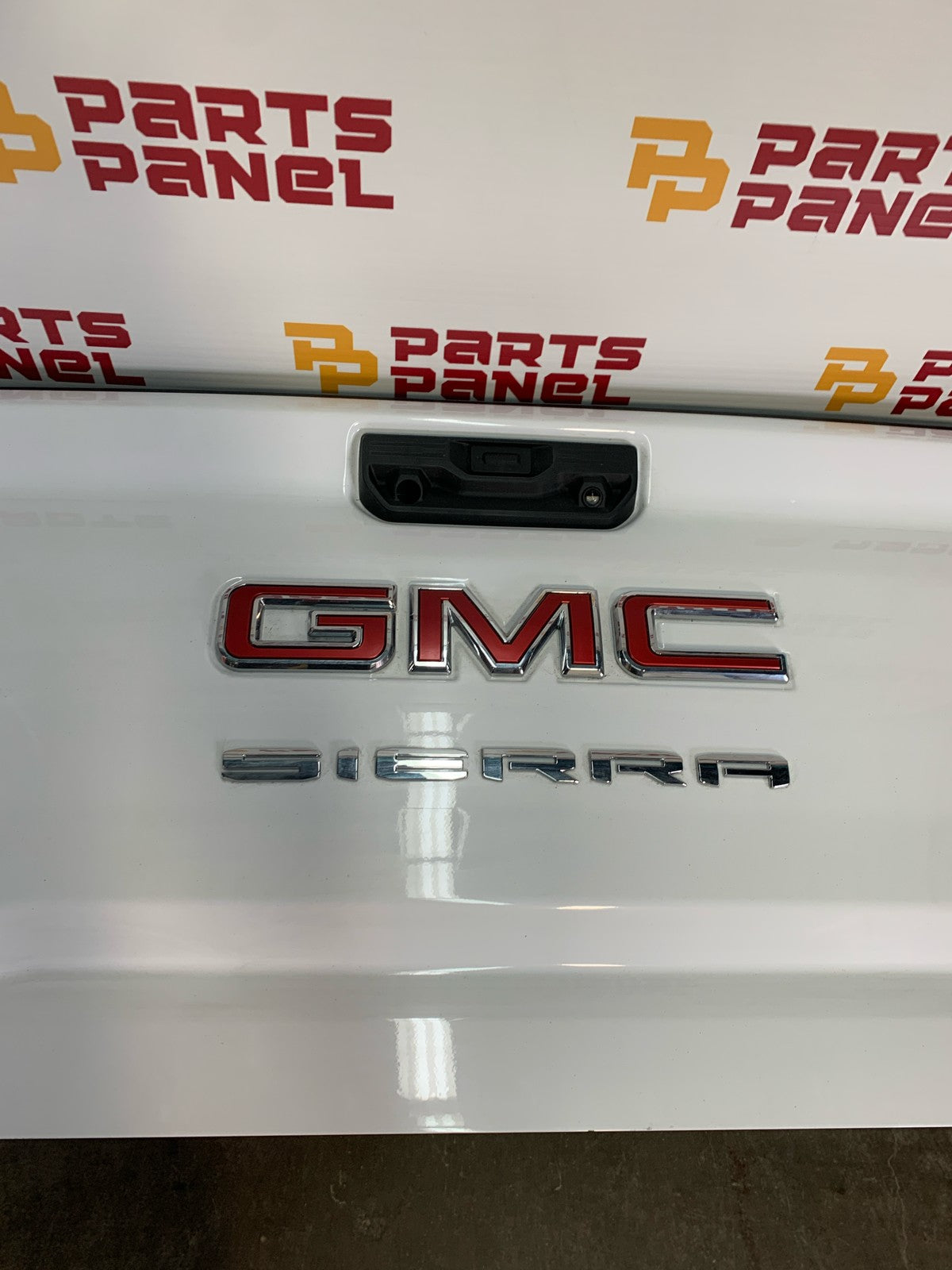 2019 - 2025 GMC SIERRA 2500 / 3500 WHITE TAILGATE ASSEMBLY