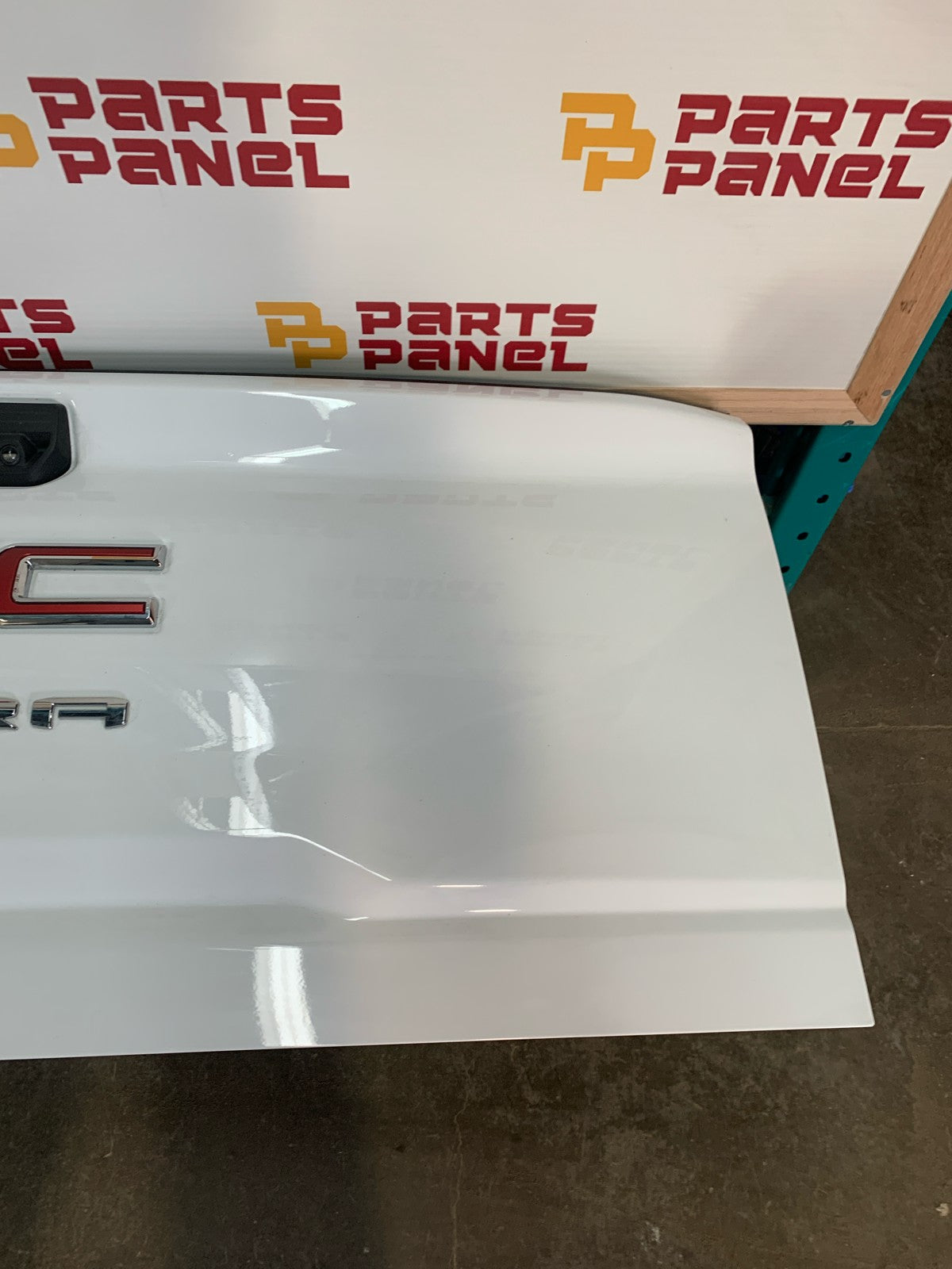 2019 - 2025 GMC SIERRA 2500 / 3500 WHITE TAILGATE ASSEMBLY
