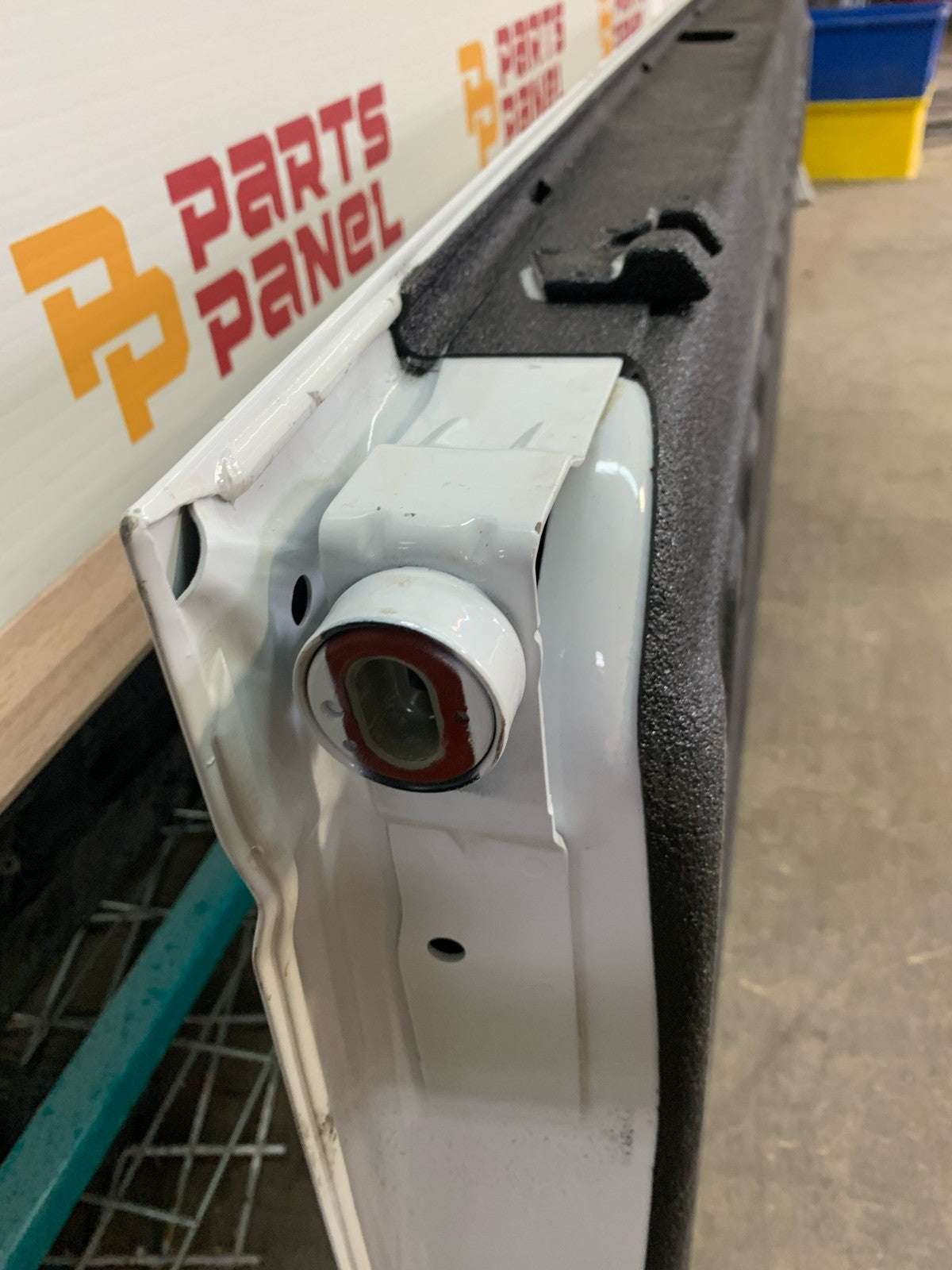 2019 - 2025 GMC SIERRA 2500 / 3500 WHITE TAILGATE ASSEMBLY