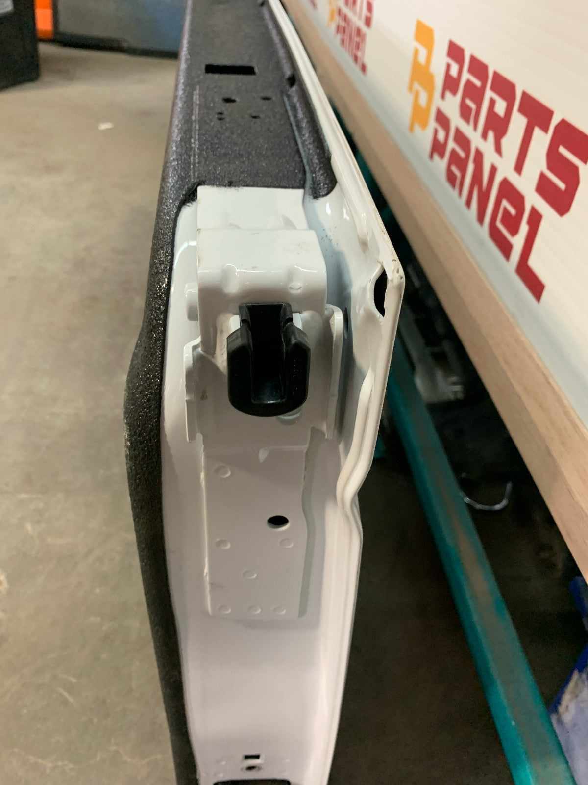 2019 - 2025 GMC SIERRA 2500 / 3500 WHITE TAILGATE ASSEMBLY