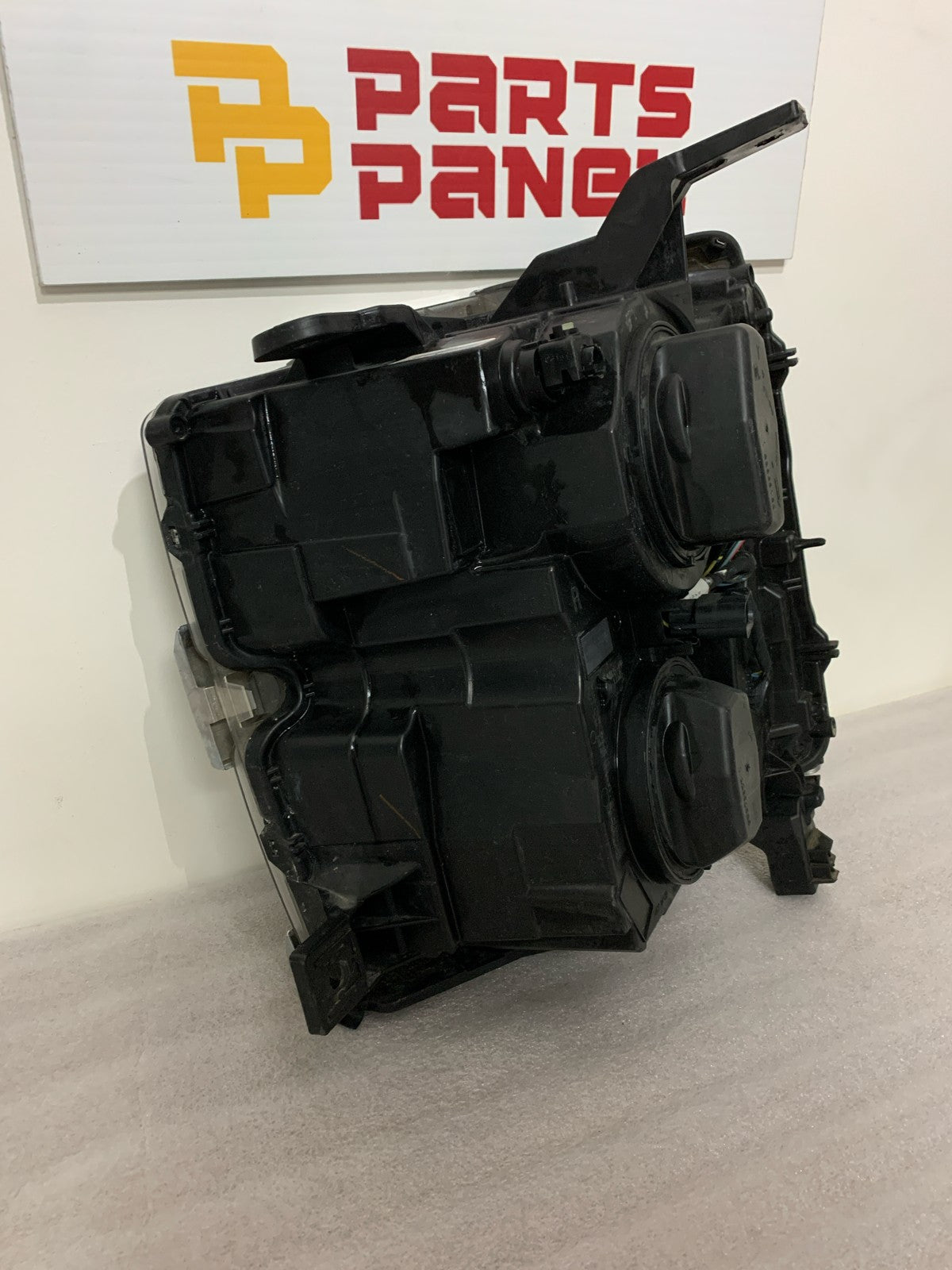 2015 - 2019 CHEVROLET SILVERADO 2500 3500 HEAVY DUTY PASSENGER SIDE HALOGEN HEADLIGHT 84096573