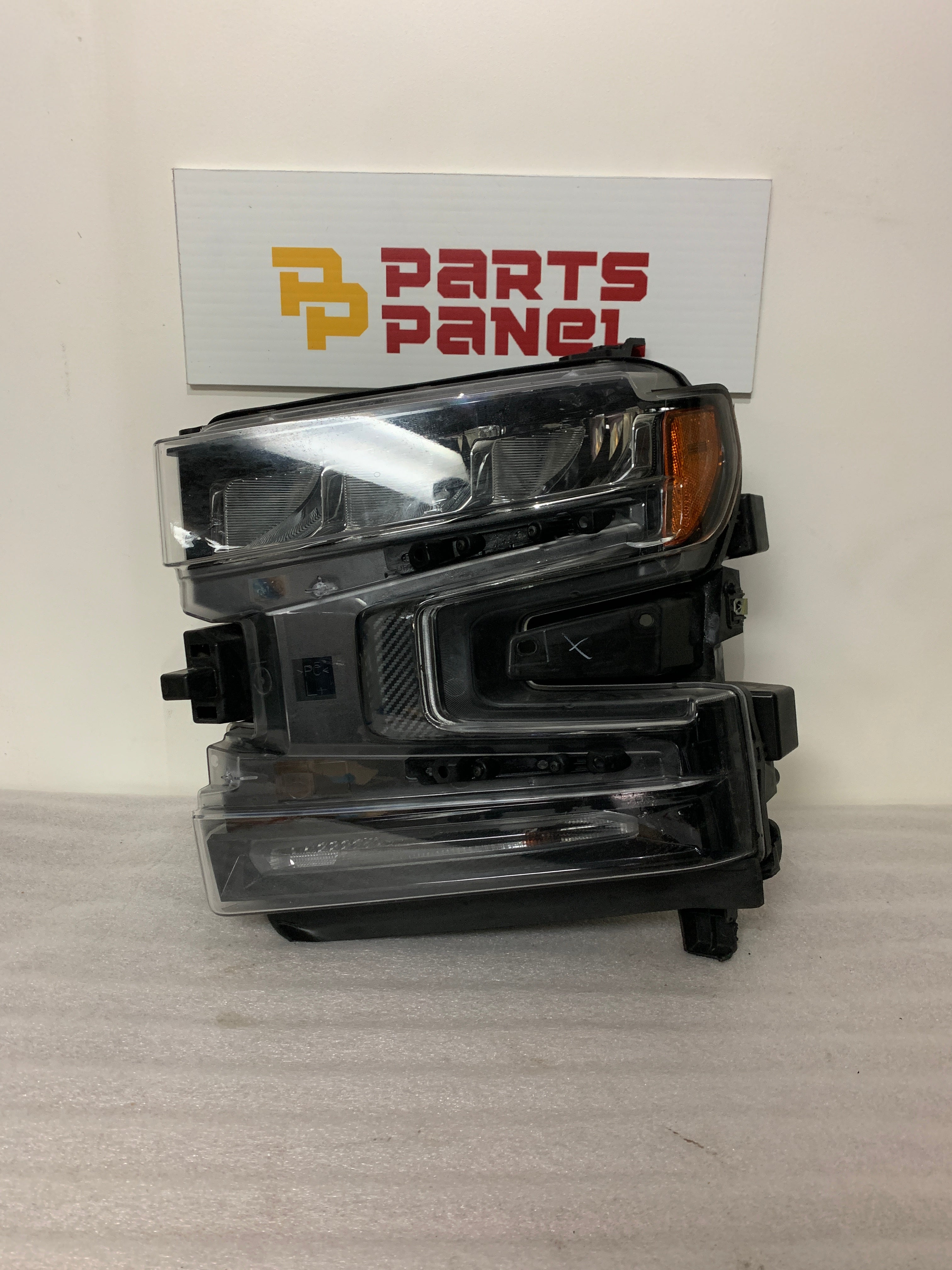 2019 - 2022 CHEVROLET SILVERADO 1500 DRIVER SIDE HEADLIGHT 84621850