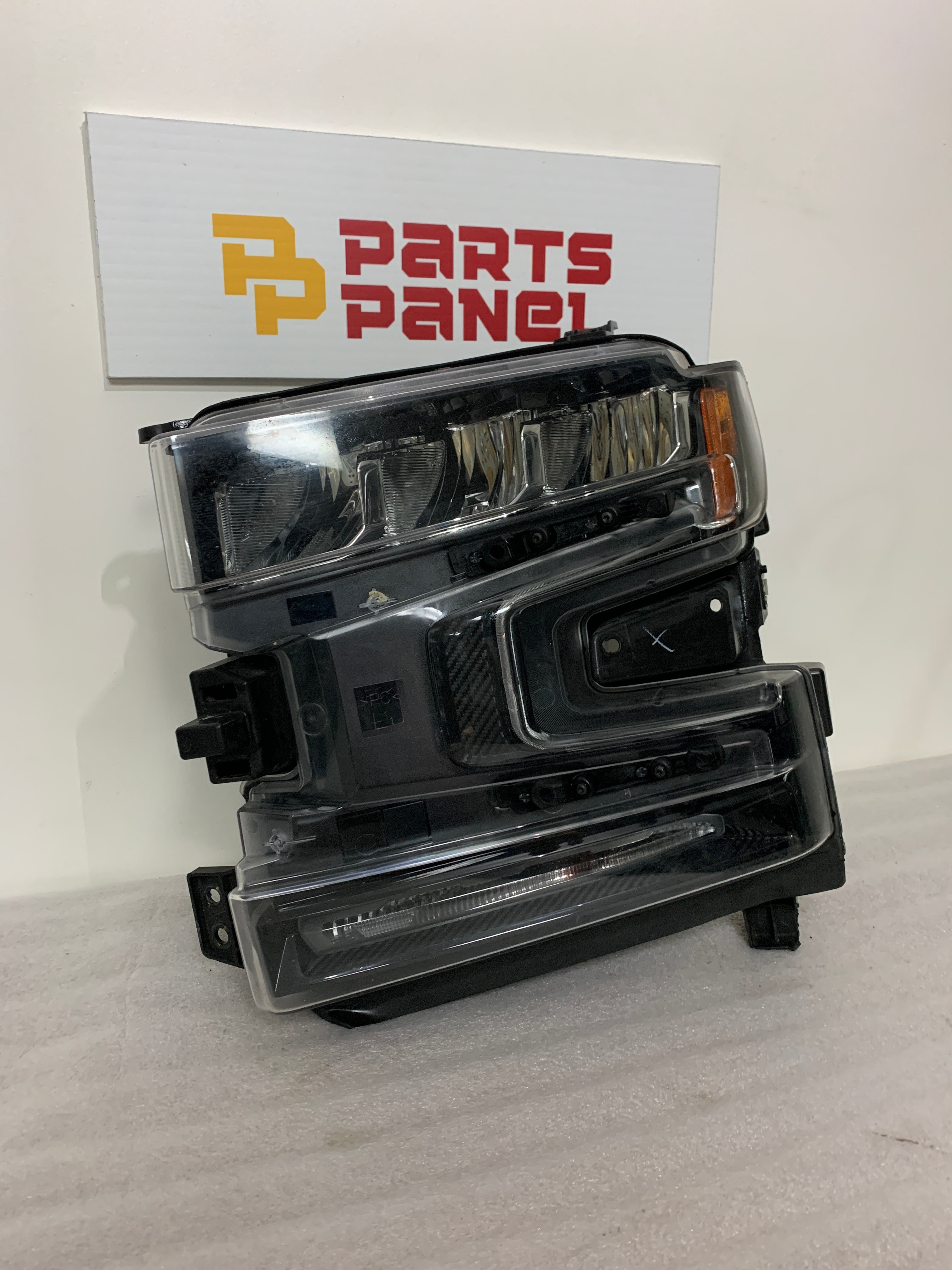 2019 - 2022 CHEVROLET SILVERADO 1500 DRIVER SIDE HEADLIGHT 84621850