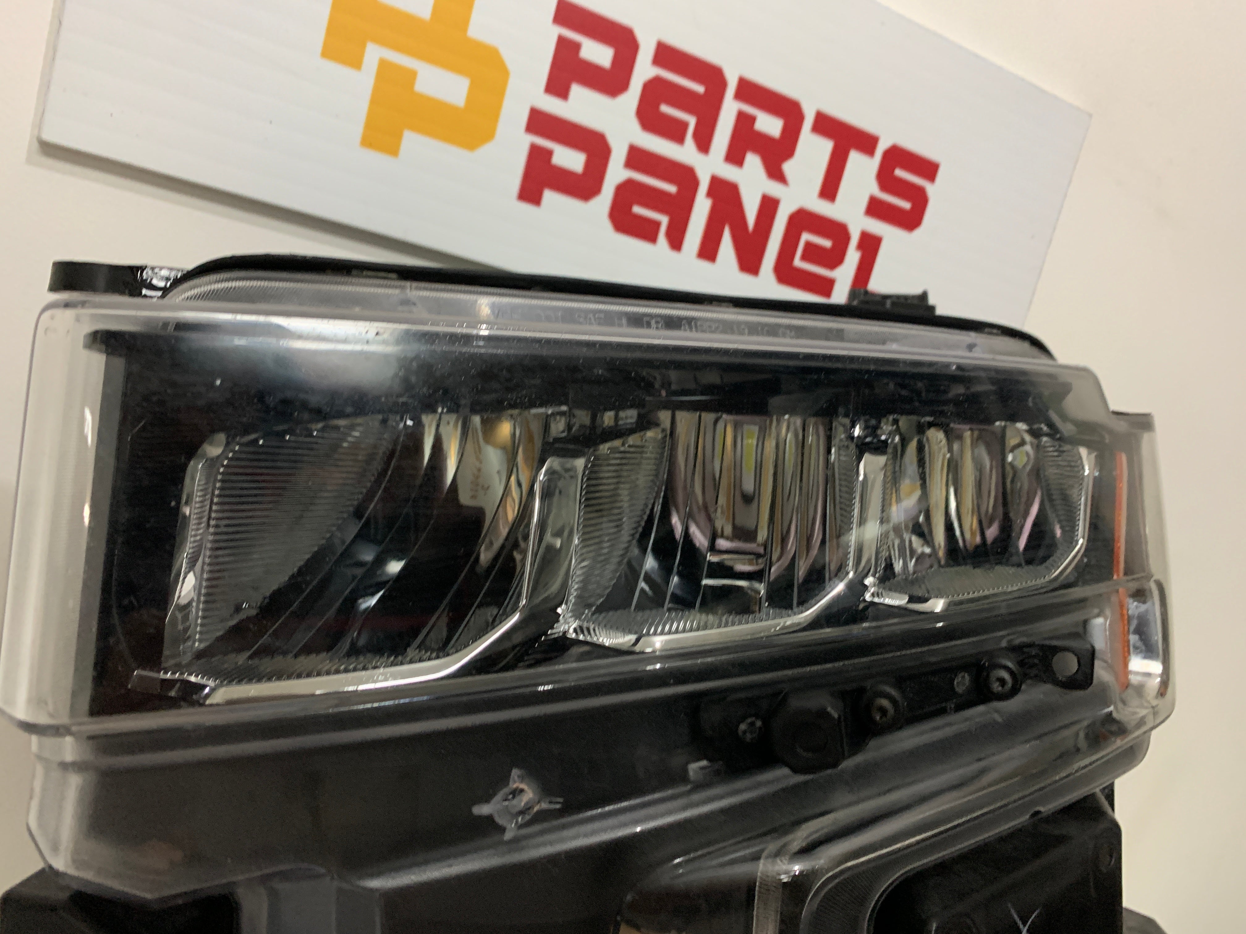 2019 - 2022 CHEVROLET SILVERADO 1500 DRIVER SIDE HEADLIGHT 84621850