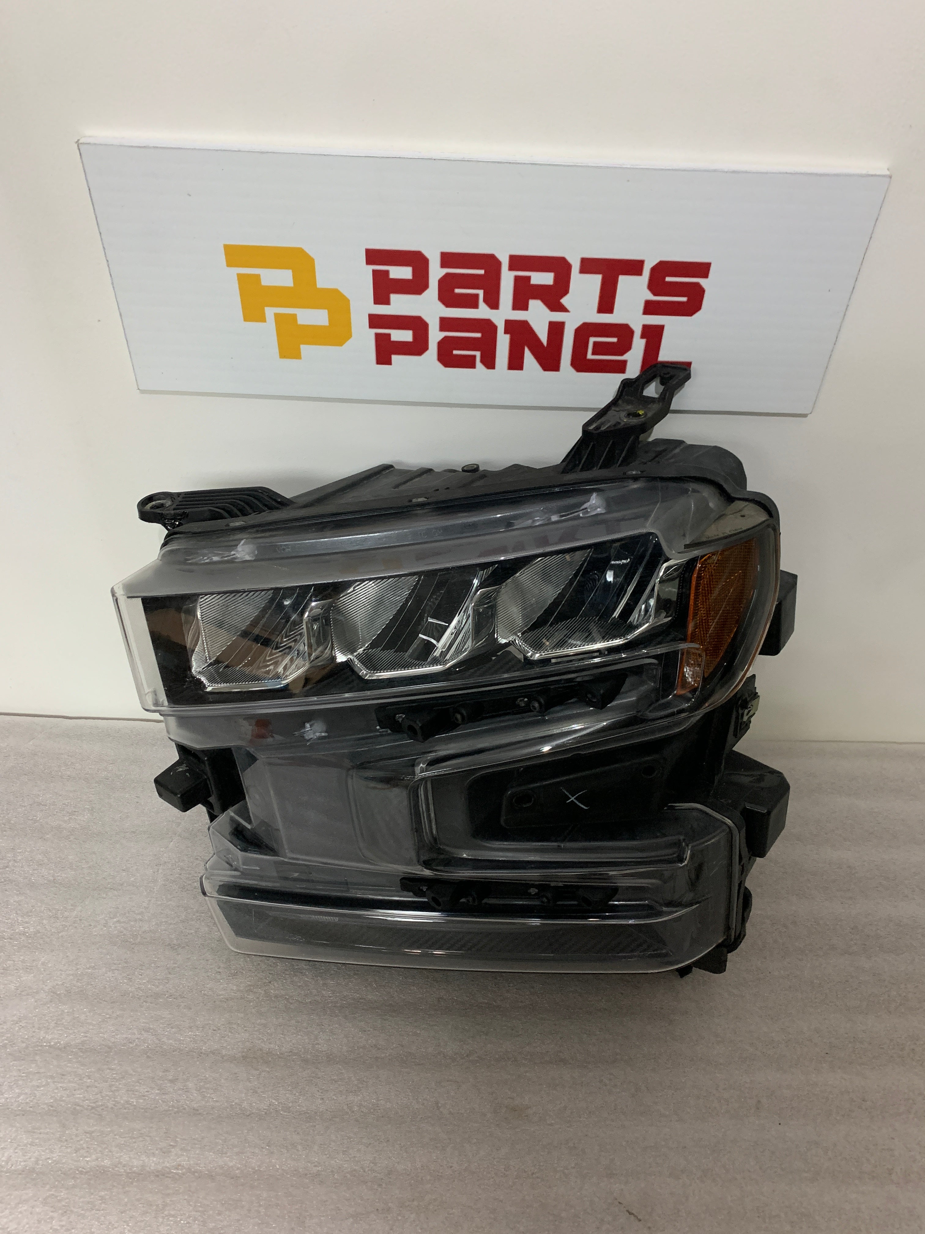 2019 - 2022 CHEVROLET SILVERADO 1500 DRIVER SIDE HEADLIGHT 84621850