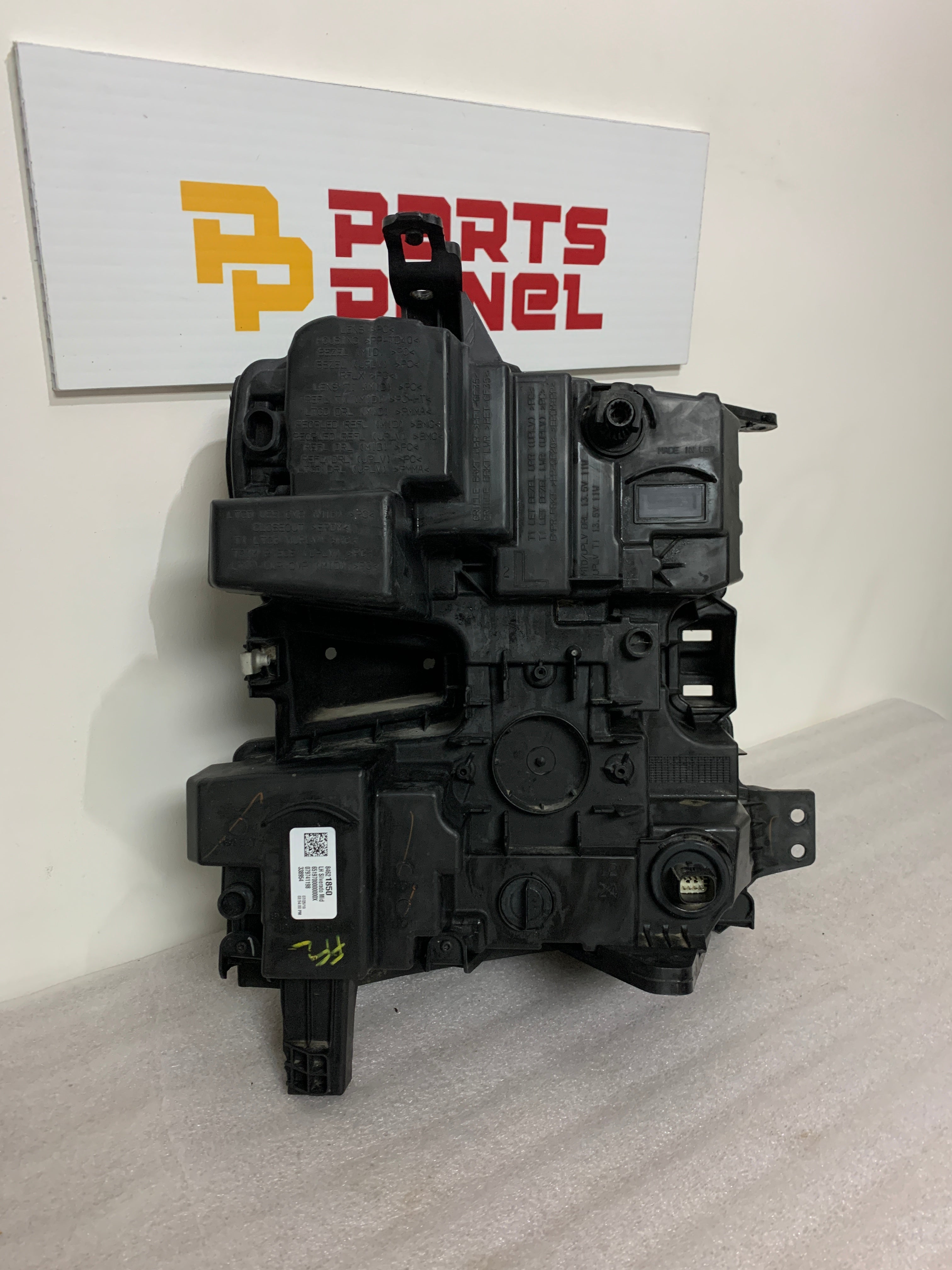 2019 - 2022 CHEVROLET SILVERADO 1500 DRIVER SIDE HEADLIGHT 84621850