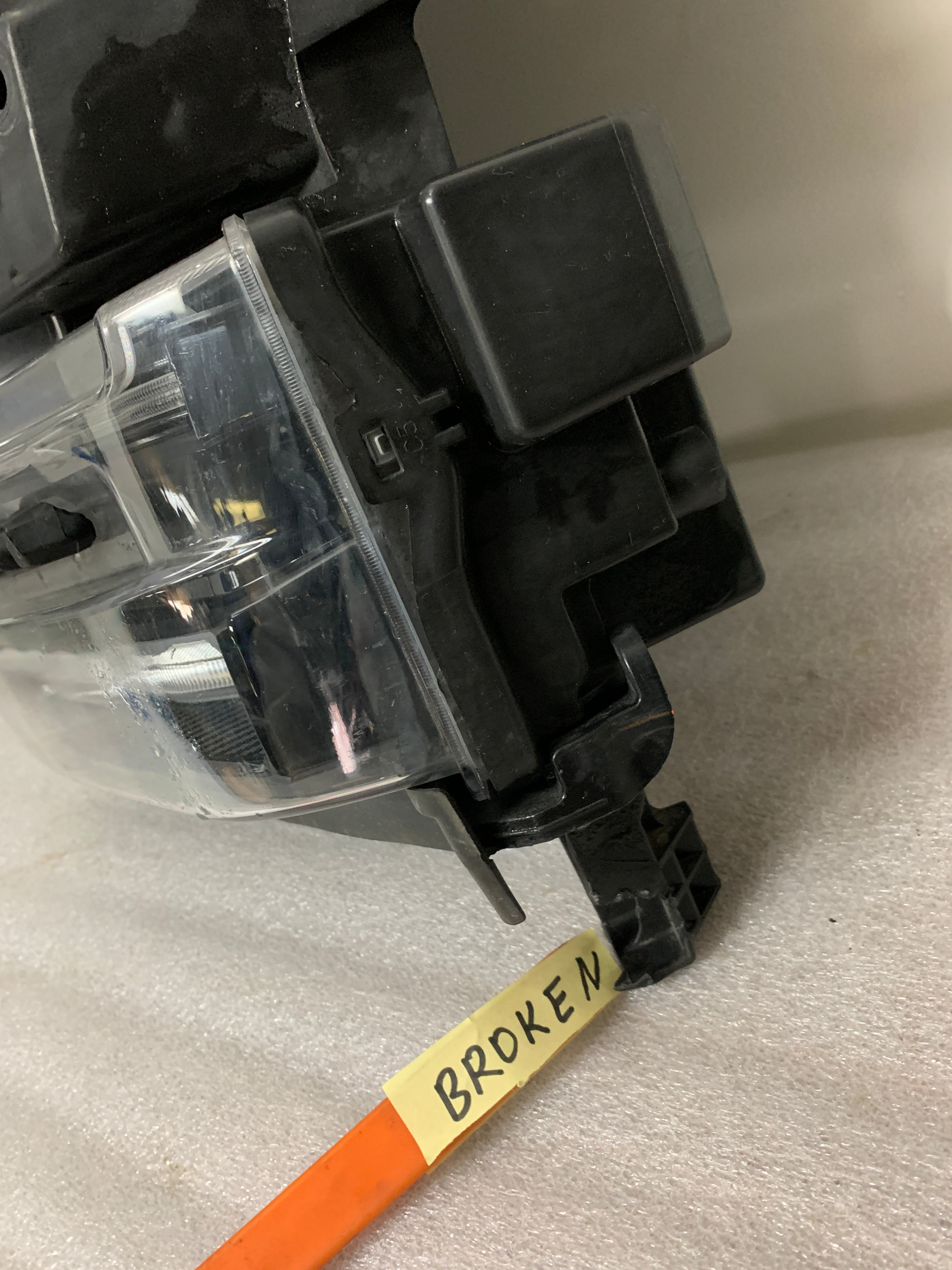 2019 - 2022 CHEVROLET SILVERADO 1500 DRIVER SIDE HEADLIGHT 84621850
