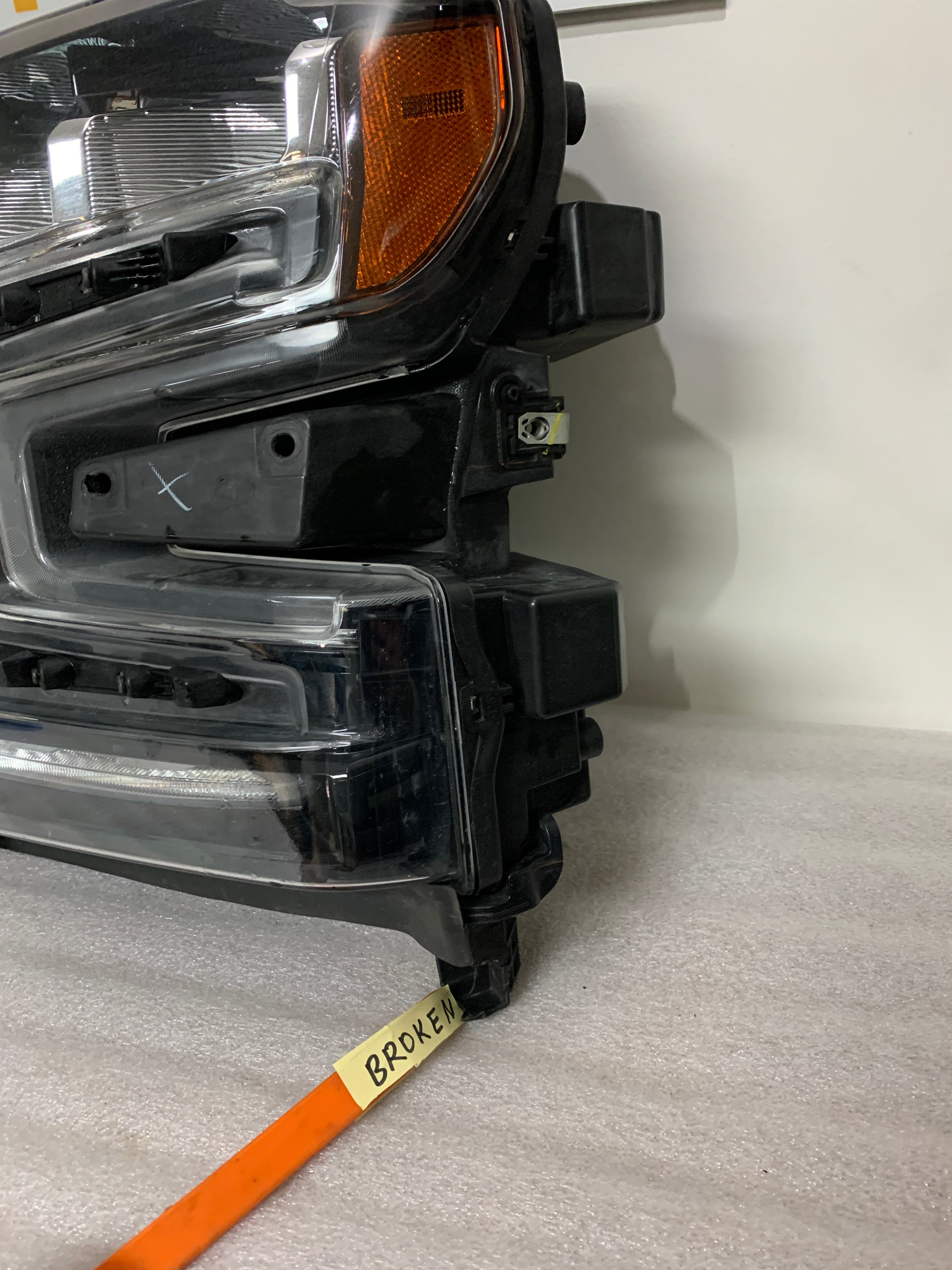 2019 - 2022 CHEVROLET SILVERADO 1500 DRIVER SIDE HEADLIGHT 84621850