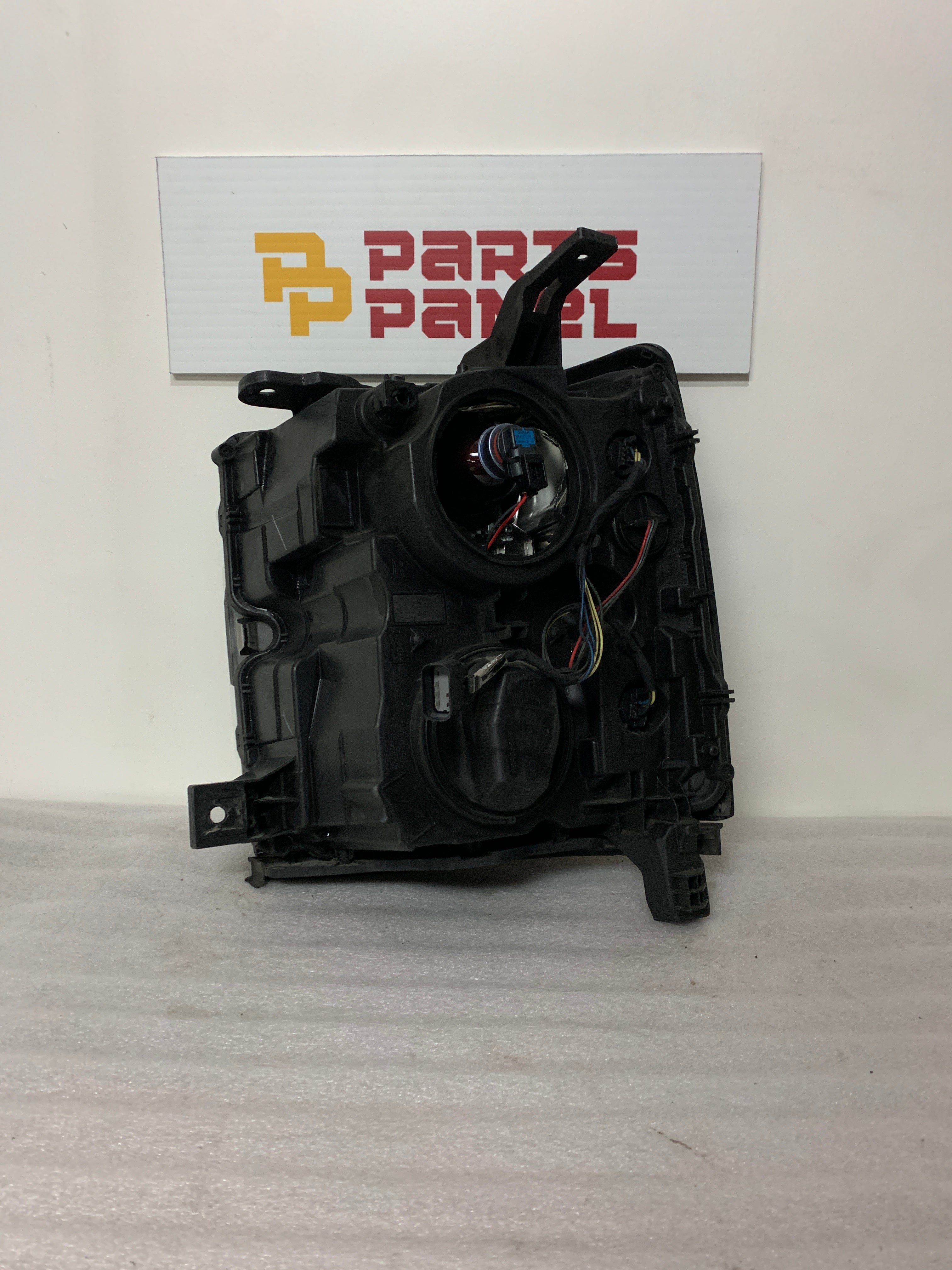 2015 - 2019 CHEVROLET SILVERADO 2500 3500 HEAVY DUTY PASSENGER SIDE HALOGEN HEADLIGHT 84096569