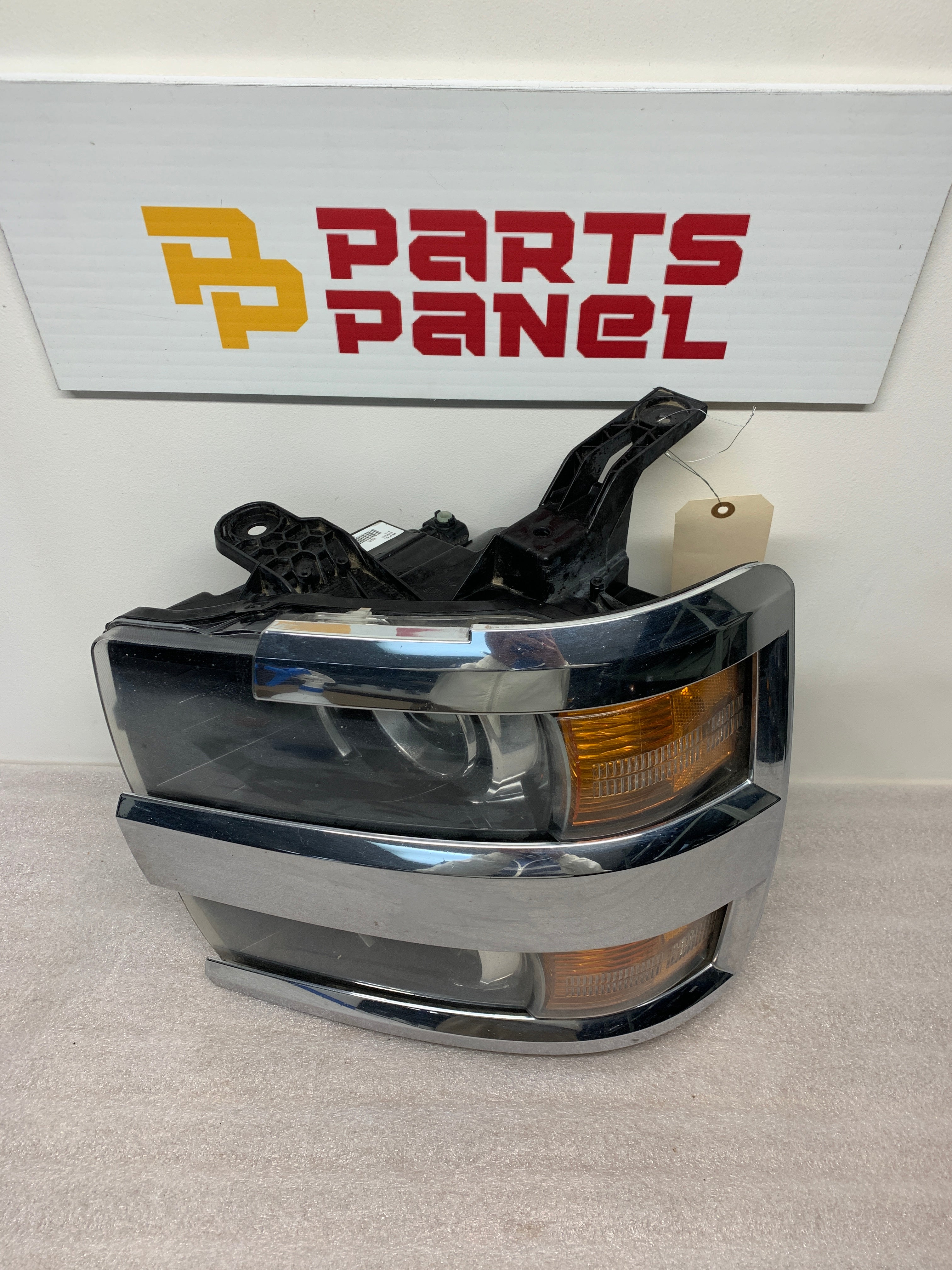 2015 - 2019 CHEVROLET SILVERADO 2500 3500 HEAVY DUTY DRVER SIDE HALOGEN HEADLIGHT 23341233