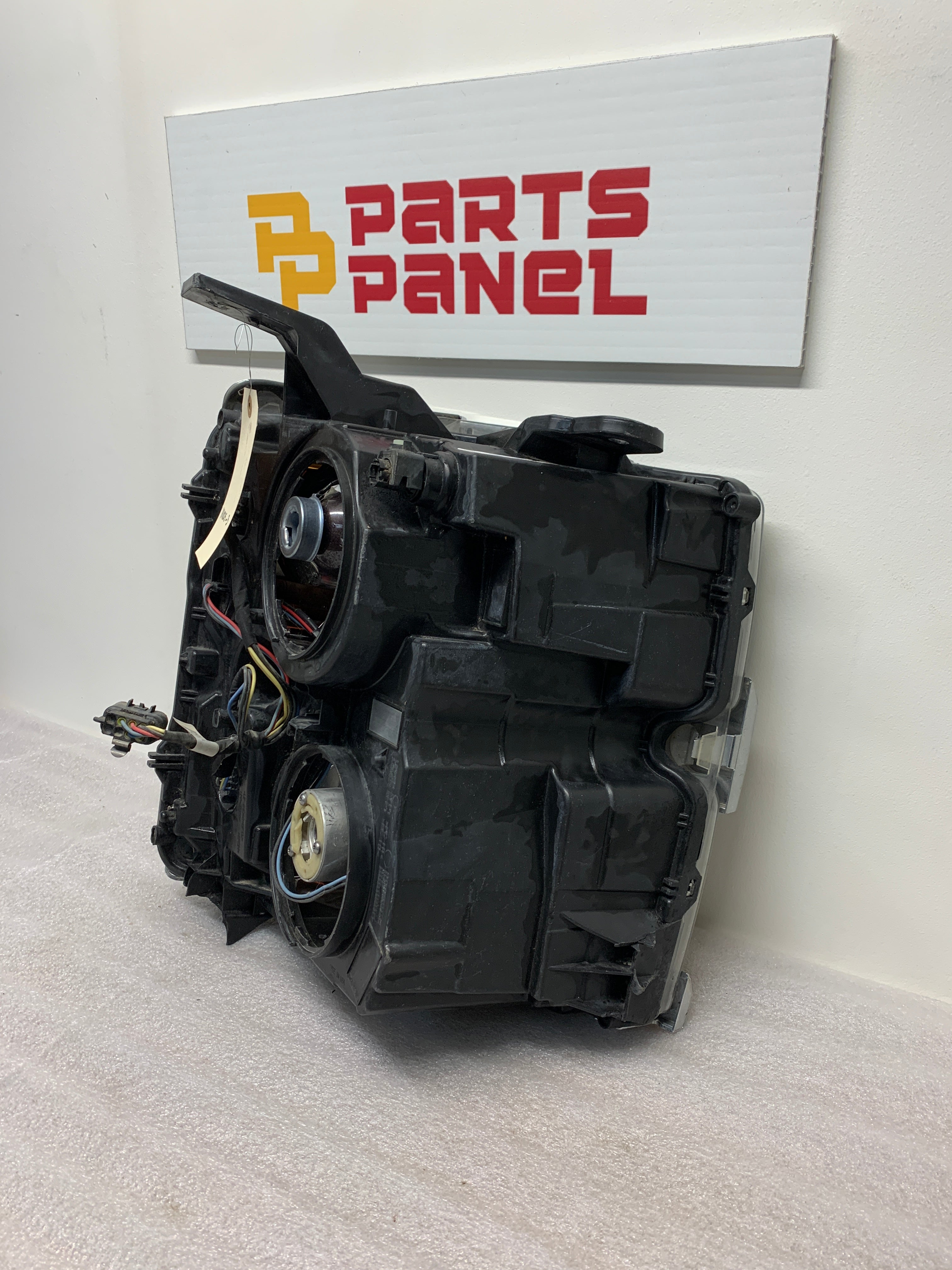 2015 - 2019 CHEVROLET SILVERADO 2500 3500 HEAVY DUTY DRVER SIDE HALOGEN HEADLIGHT 23341233