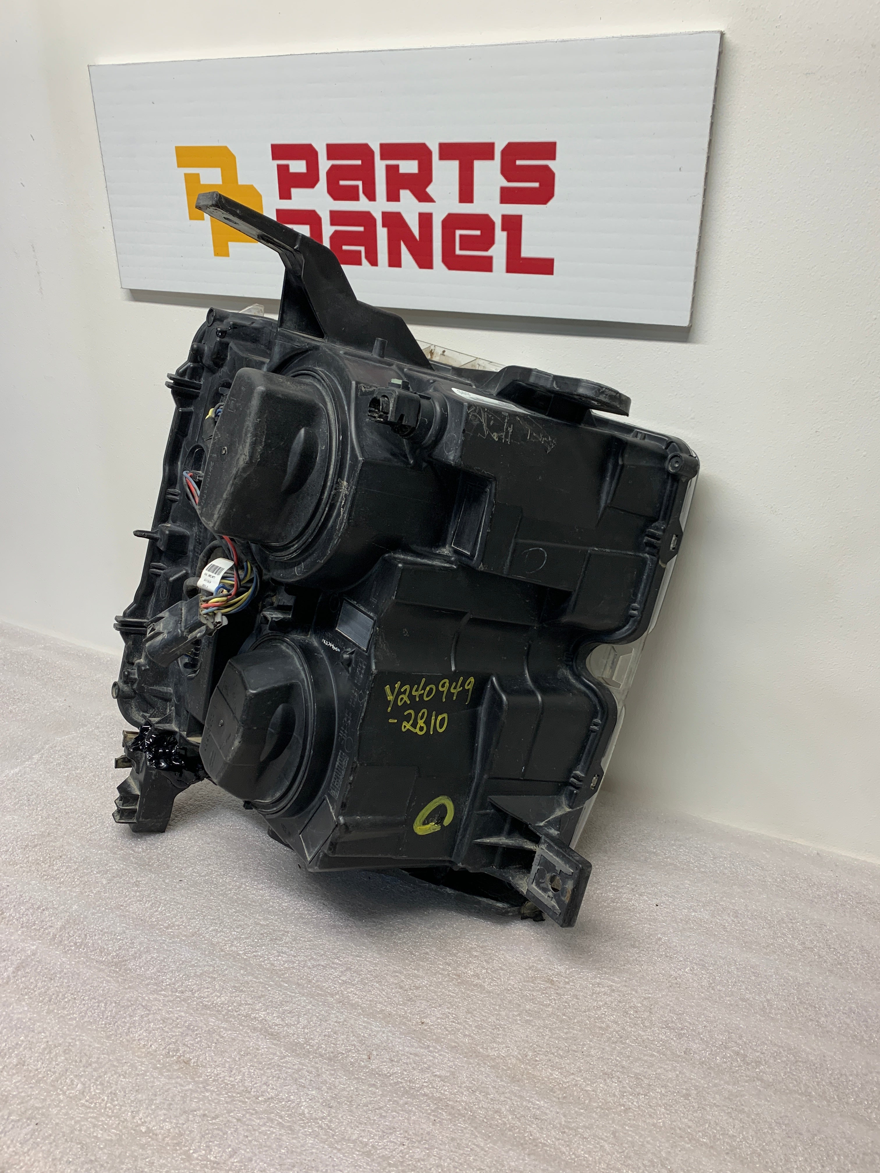 2015 - 2019 CHEVROLET SILVERADO 2500 3500 DRIVER SIDE HALOGEN HEADLIGTH 84388592
