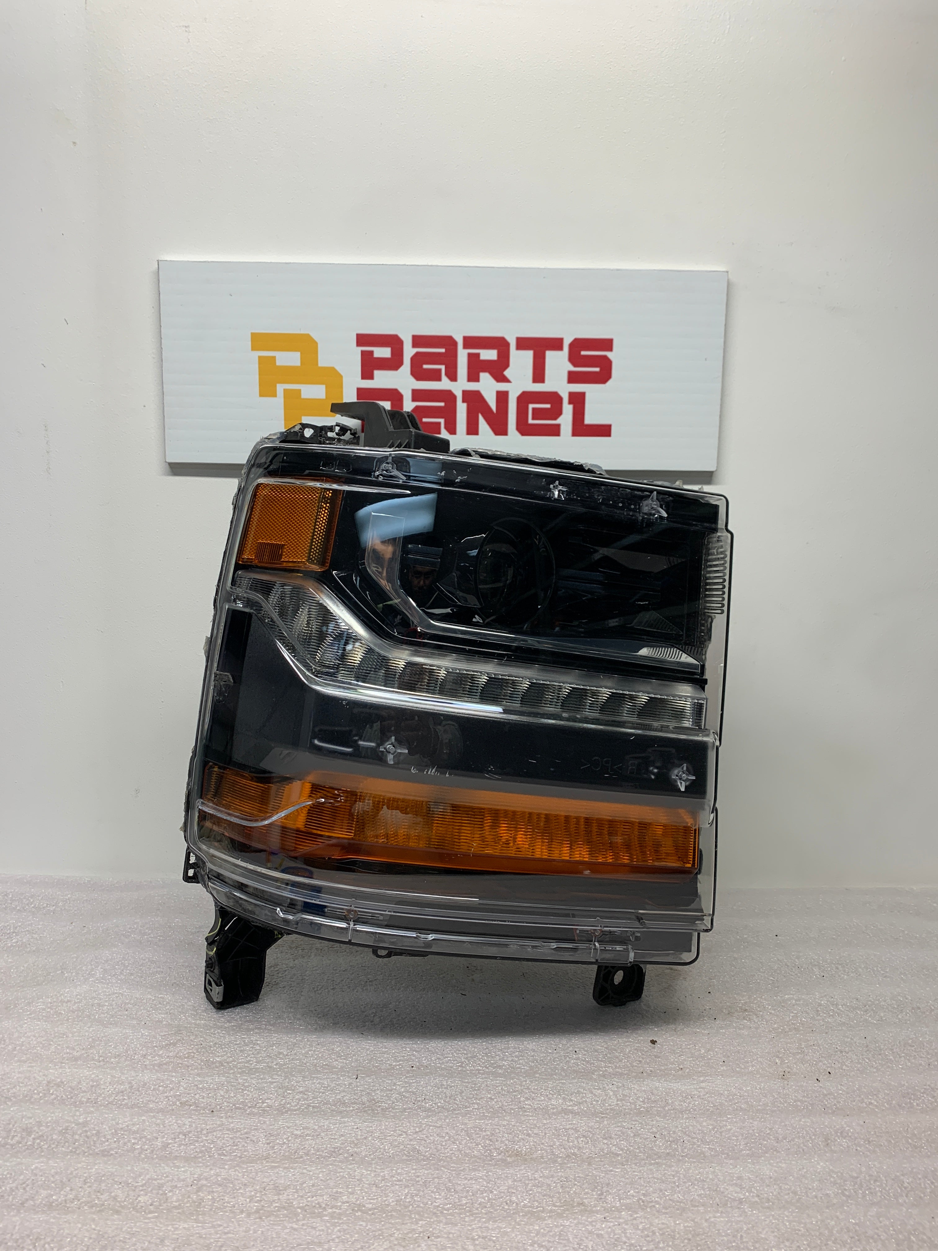 2016 - 2018 CHEVROLET SILVERADO 1500 PASSENGER SIDE HEADLIGHT