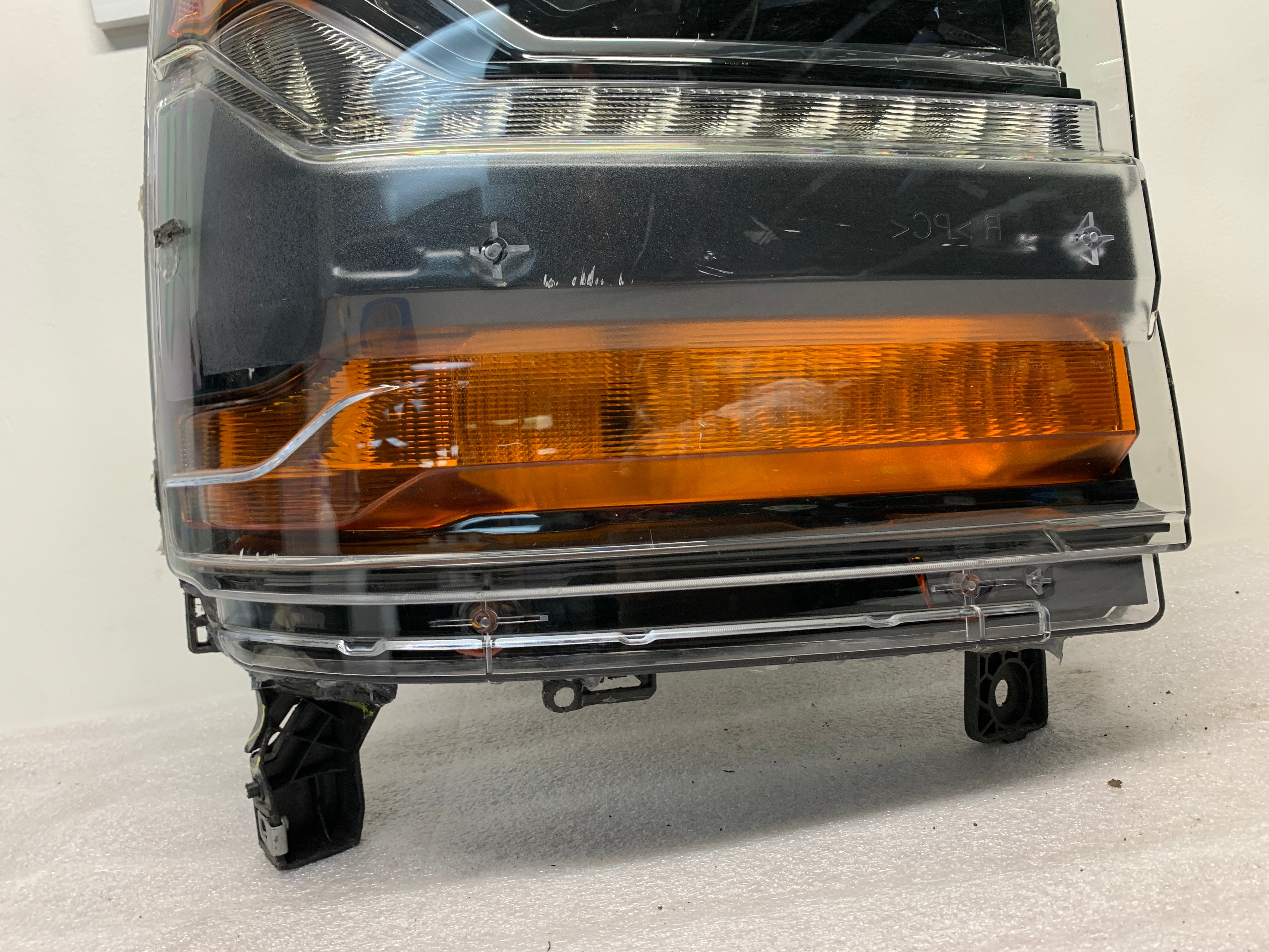 2016 - 2018 CHEVROLET SILVERADO 1500 PASSENGER SIDE HEADLIGHT