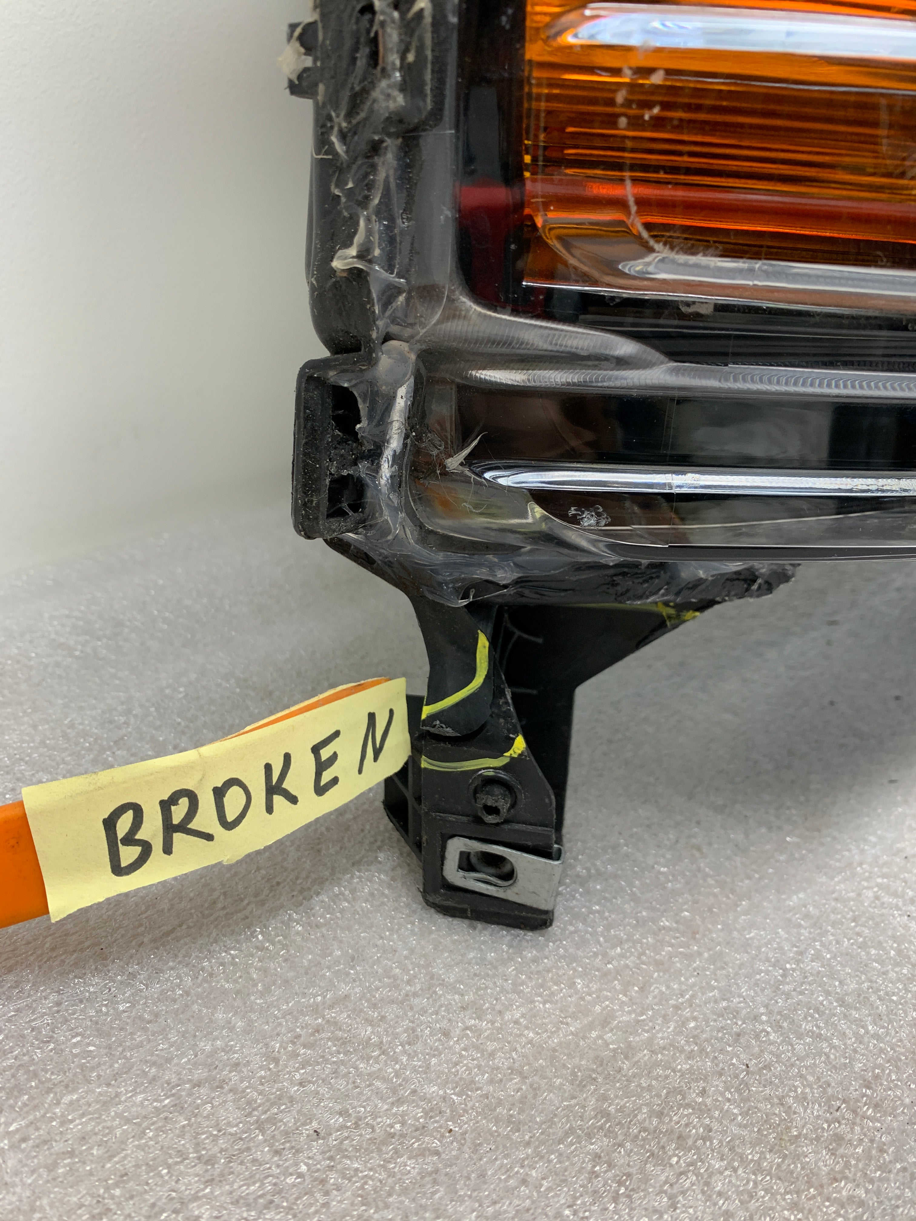 2016 - 2018 CHEVROLET SILVERADO 1500 PASSENGER SIDE HEADLIGHT