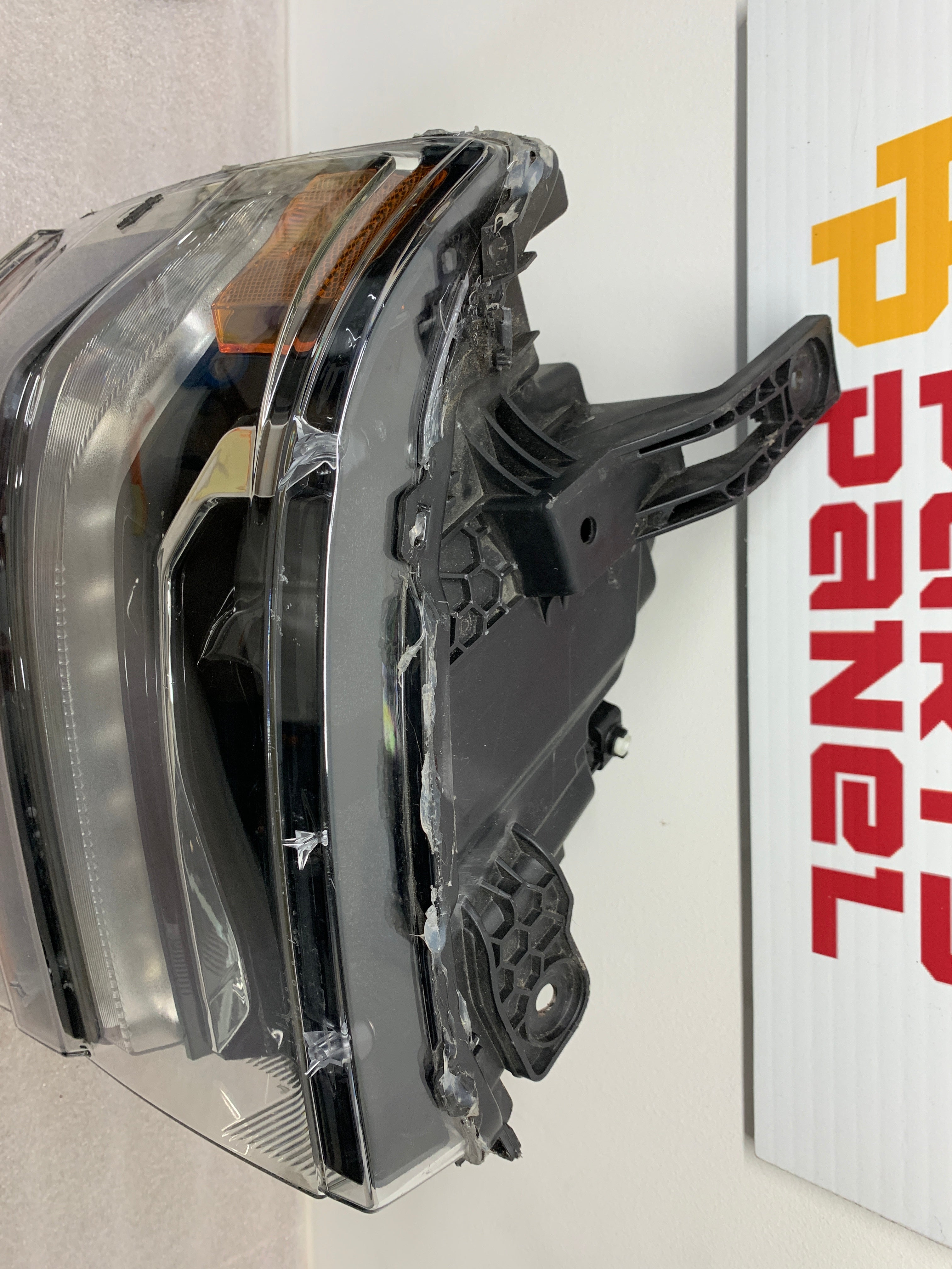 2016 - 2018 CHEVROLET SILVERADO 1500 PASSENGER SIDE HEADLIGHT
