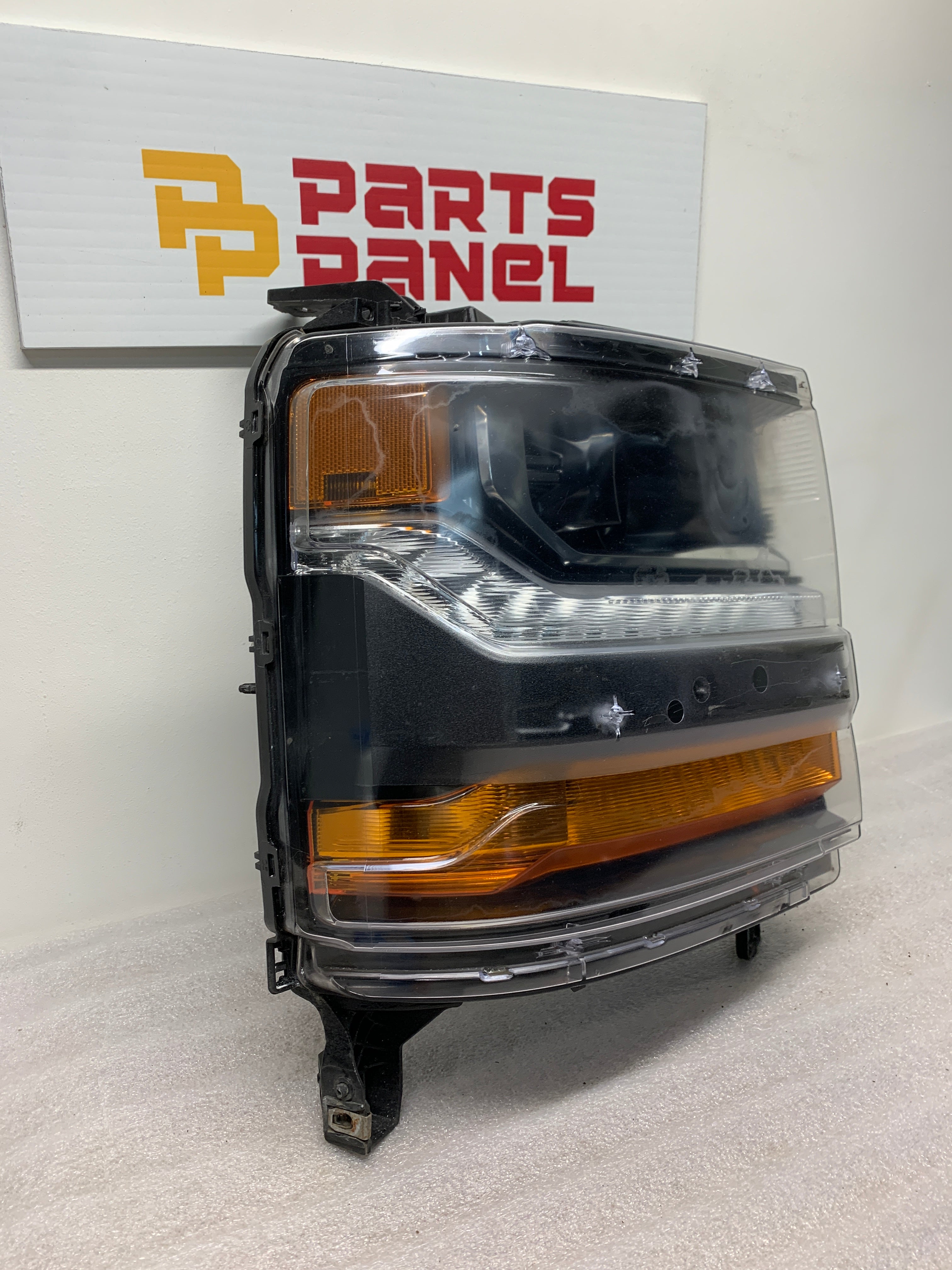 2016 - 2019 CHEVROLET SILVERADO 1500 PASSENGER SIDE HEADLIGHT