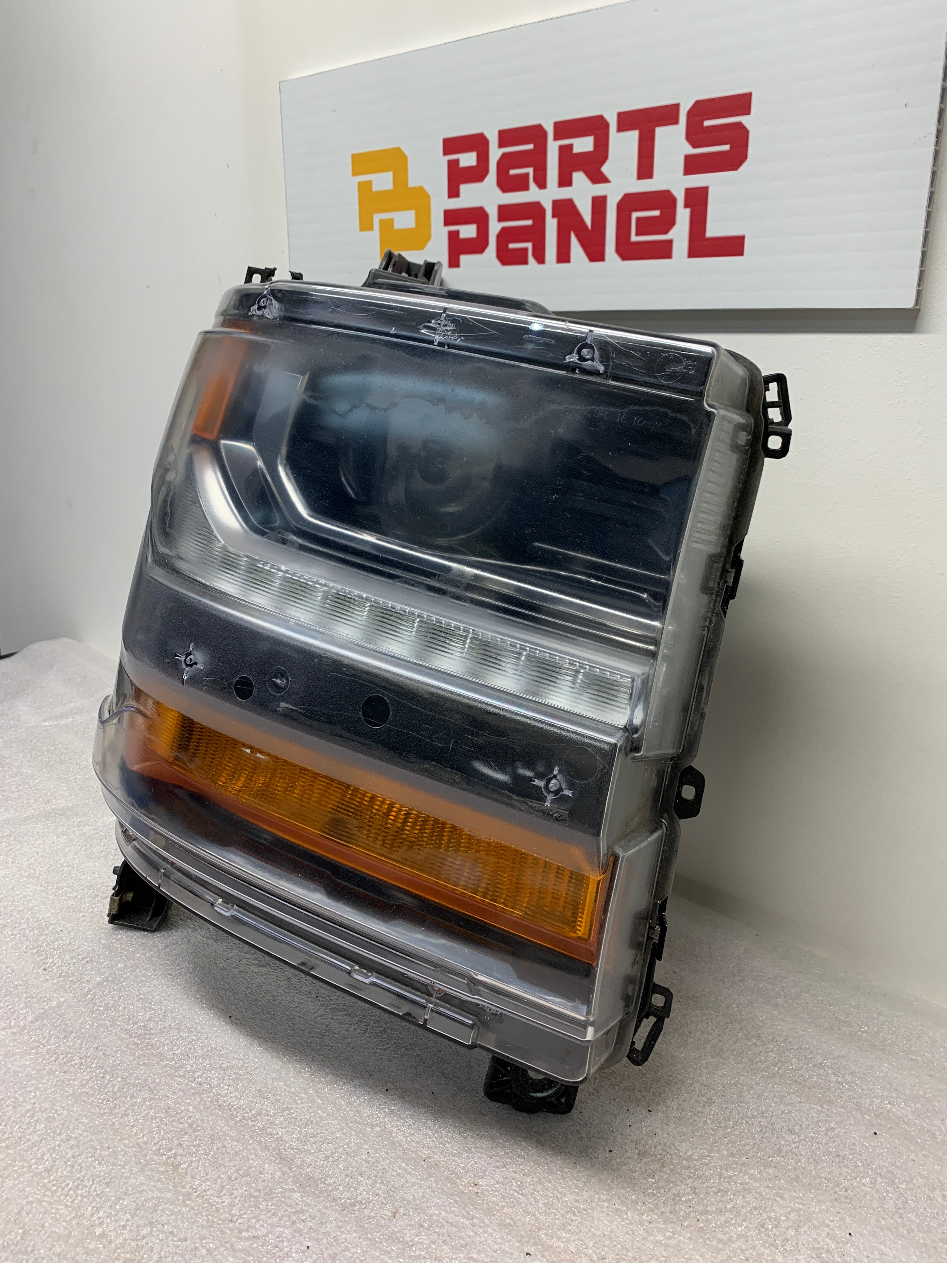 2016 - 2019 CHEVROLET SILVERADO 1500 PASSENGER SIDE HEADLIGHT