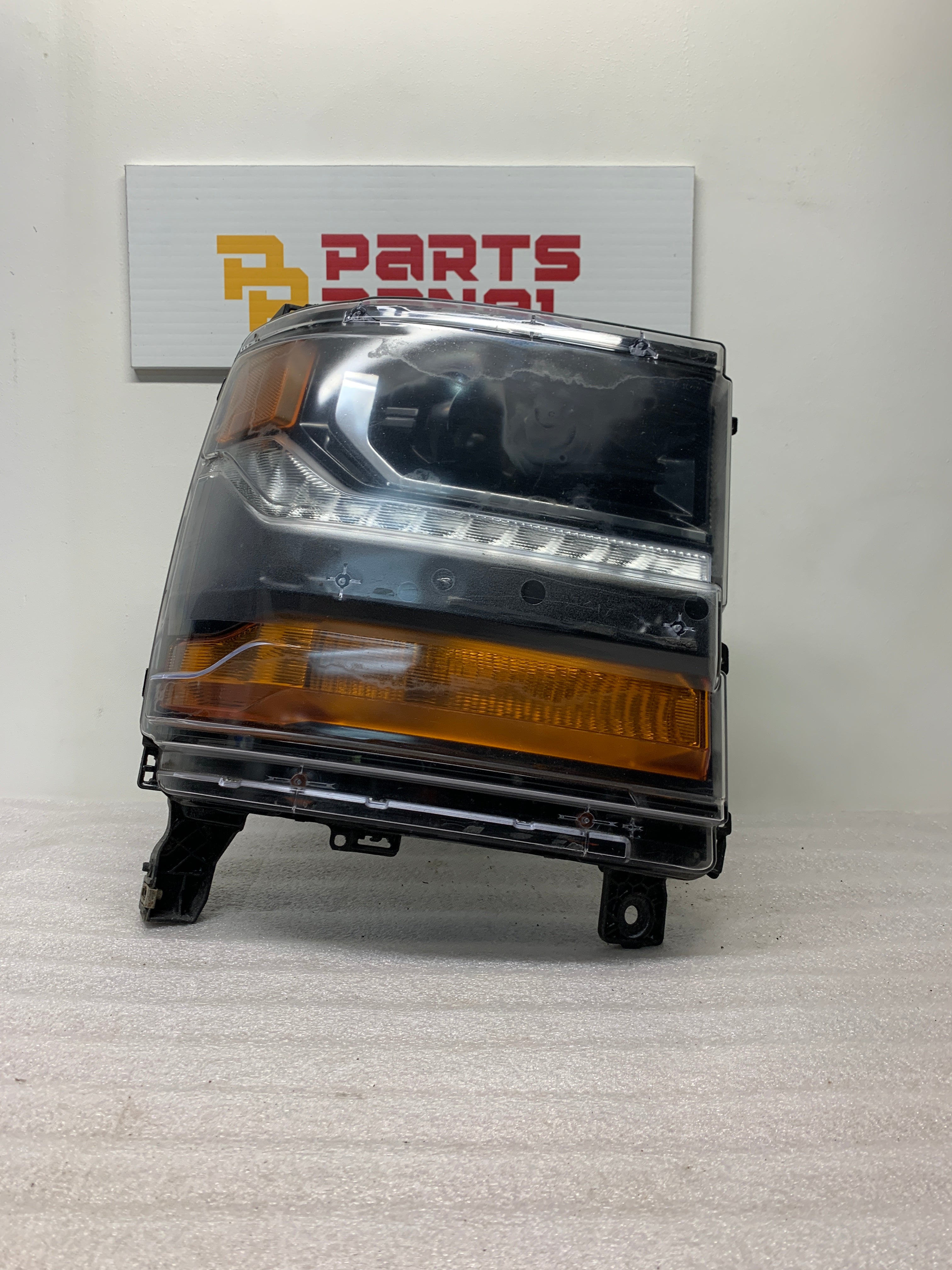 2016 - 2019 CHEVROLET SILVERADO 1500 PASSENGER SIDE HEADLIGHT