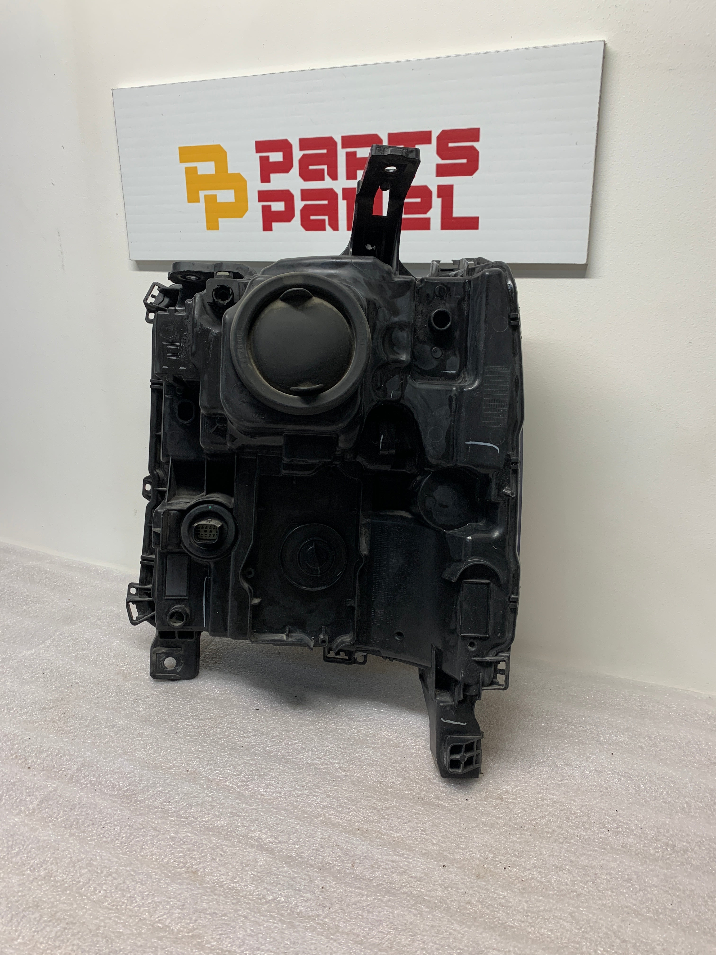 2016 - 2019 CHEVROLET SILVERADO 1500 PASSENGER SIDE HEADLIGHT