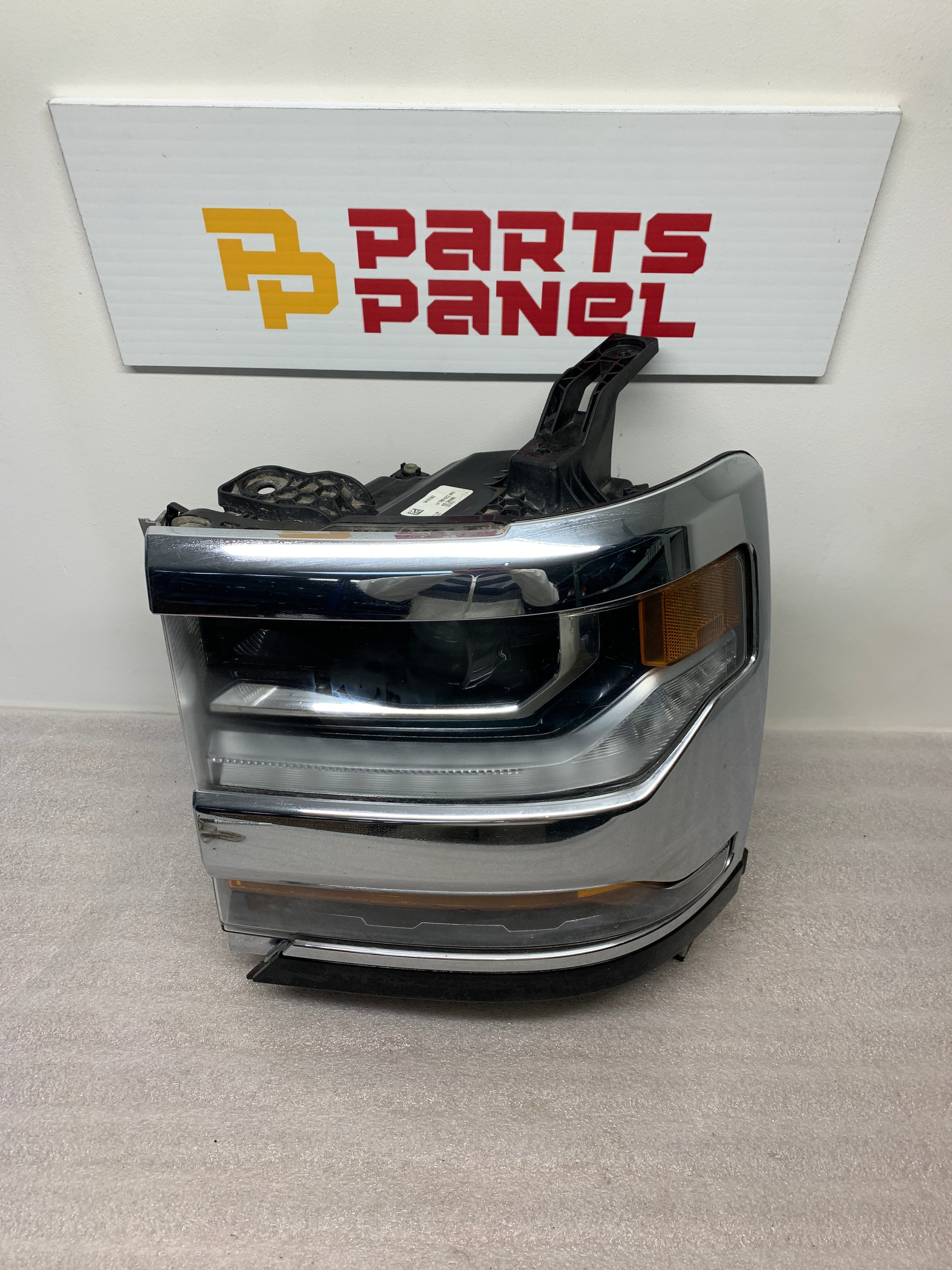 2016 - 2018 CHEVROLET SILVERADO 1500 DRIVER SIDE HEADLIGHT 84181562