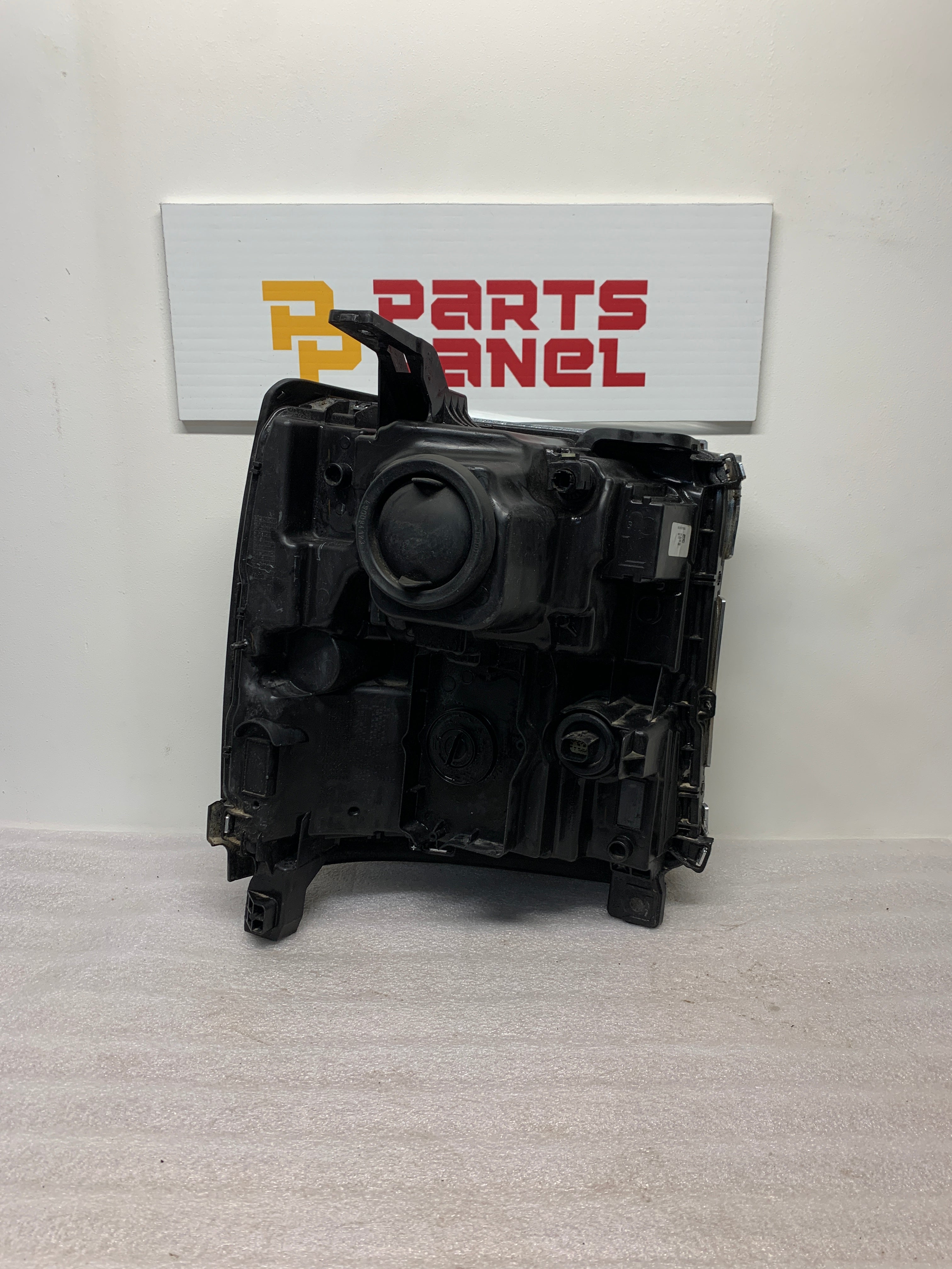 2016 - 2018 CHEVROLET SILVERADO 1500 DRIVER SIDE HEADLIGHT 84181562