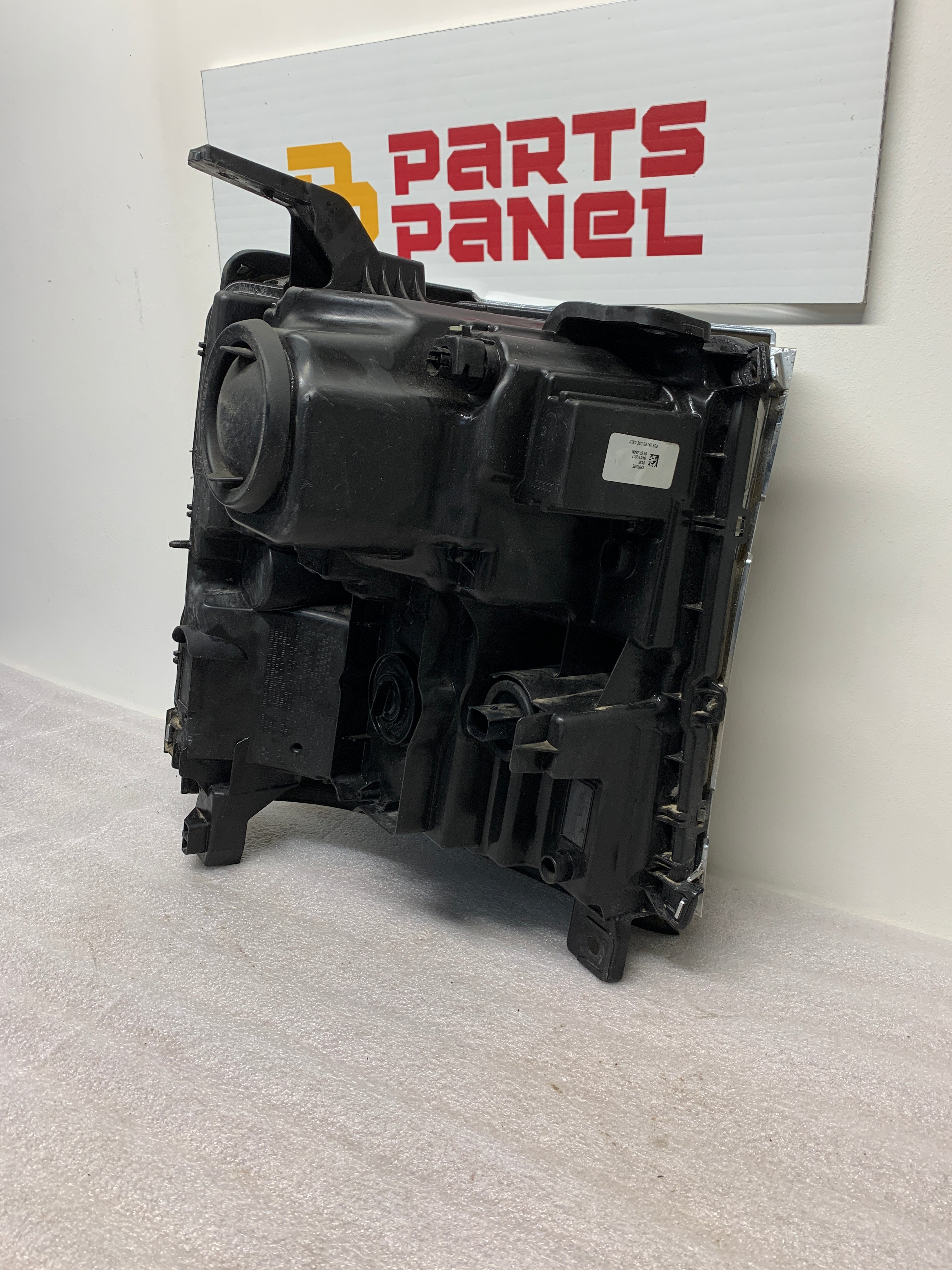 2016 - 2018 CHEVROLET SILVERADO 1500 DRIVER SIDE HEADLIGHT 84181562