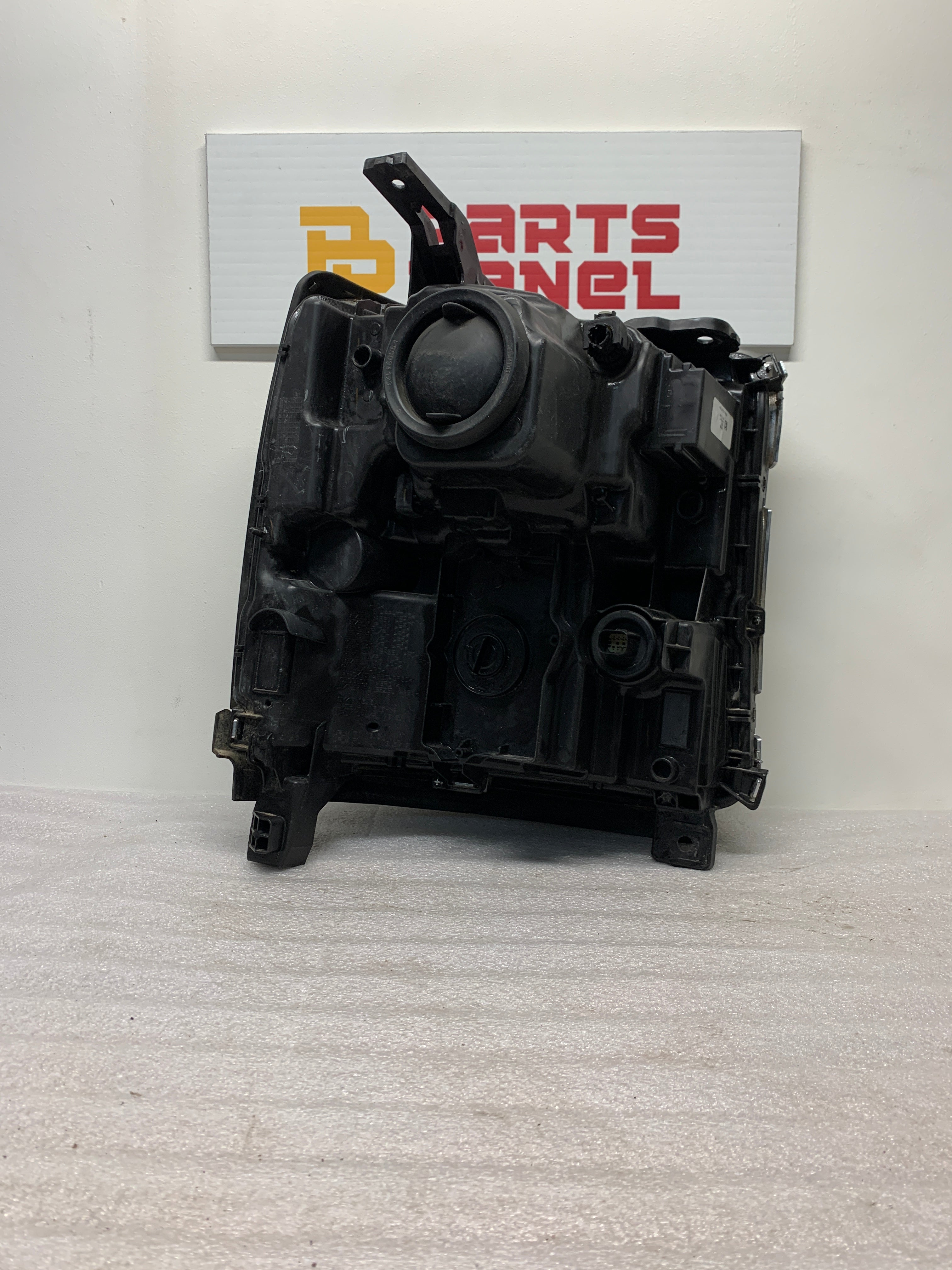 2016 - 2018 CHEVROLET SILVERADO 1500 DRIVER SIDE HEADLIGHT 84181562